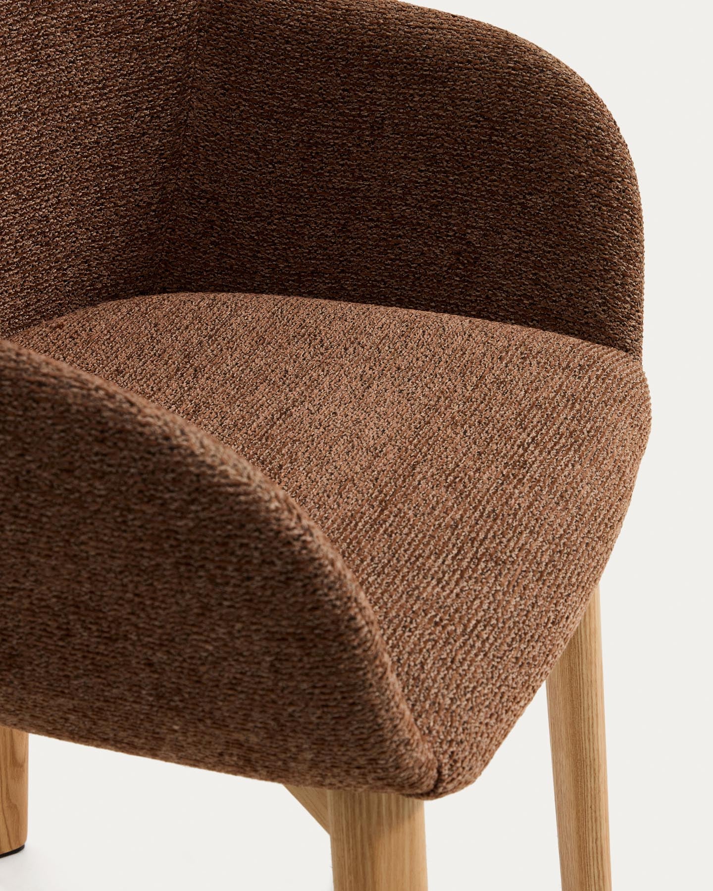 Armlehnenstuhl Meila mit terrakottafarbener Chenille und Beinen aus massivem Eschenholz mit naturfarbenem Finish  in Terrakotta präsentiert im Onlineshop von KAQTU Design AG. Stuhl mit Armlehne ist von Kave Home