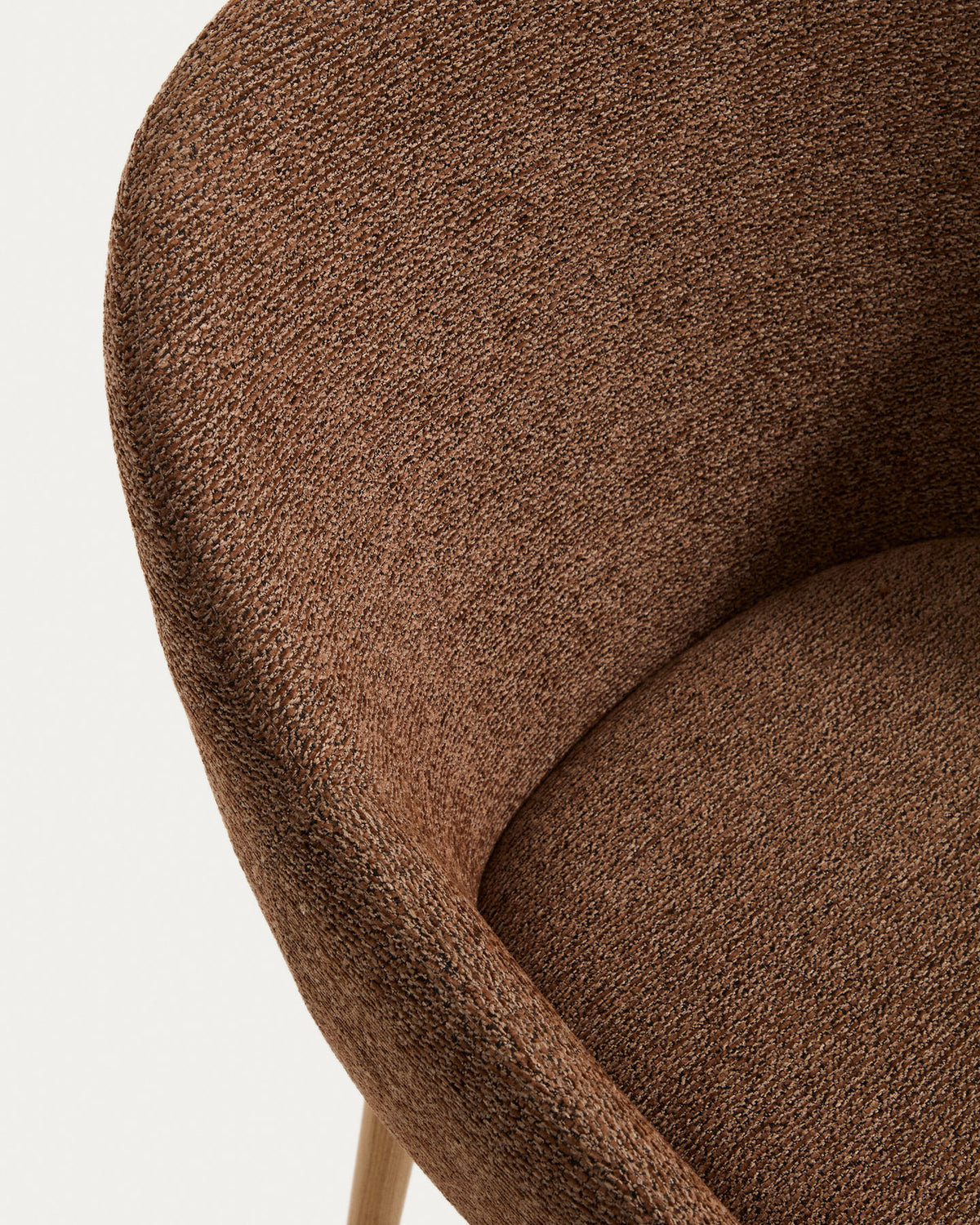 Armlehnenstuhl Meila mit terrakottafarbener Chenille und Beinen aus massivem Eschenholz mit naturfarbenem Finish in Terrakotta präsentiert im Onlineshop von KAQTU Design AG. Stuhl mit Armlehne ist von Kave Home