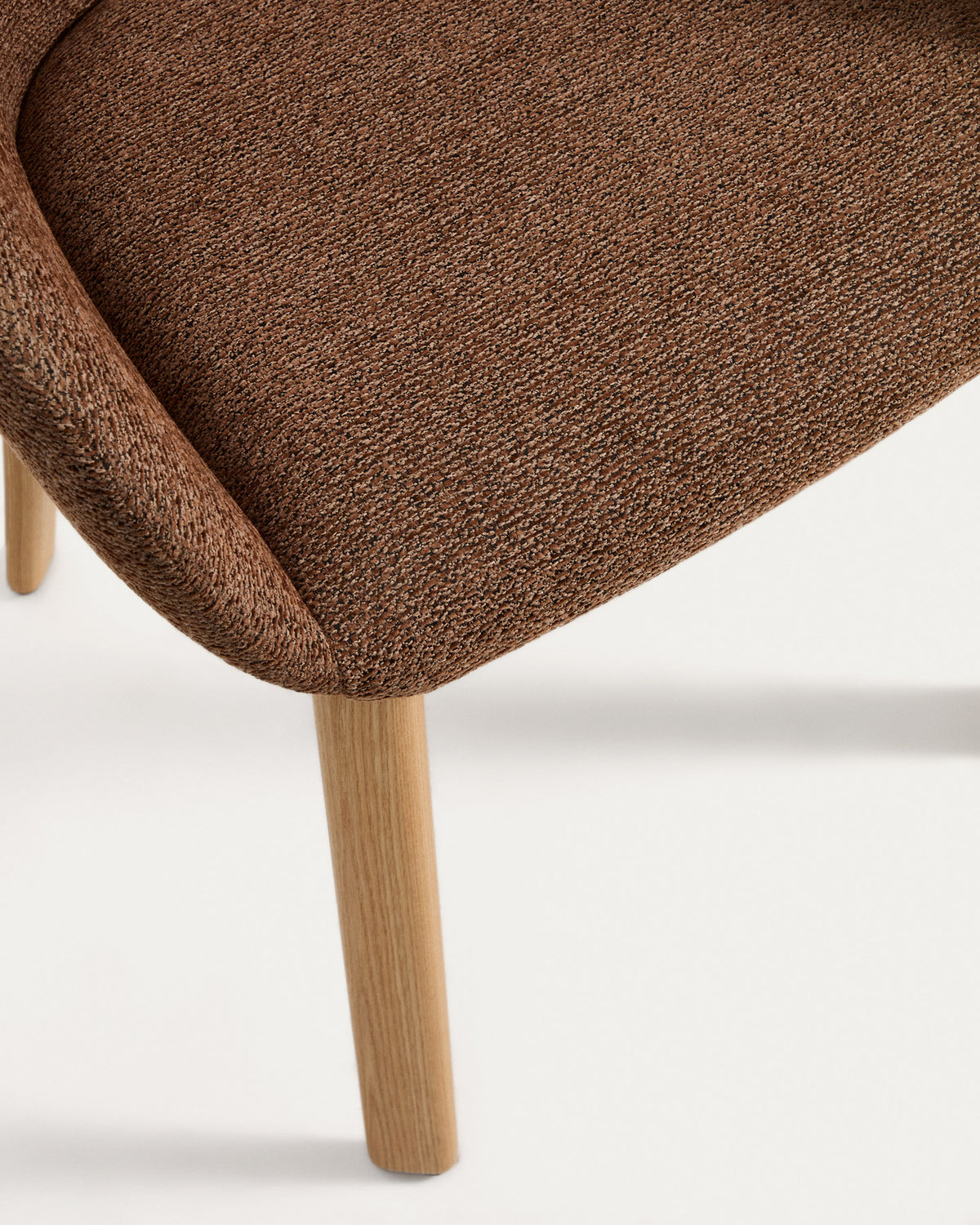 Armlehnenstuhl Meila mit terrakottafarbener Chenille und Beinen aus massivem Eschenholz mit naturfarbenem Finish in Terrakotta präsentiert im Onlineshop von KAQTU Design AG. Stuhl mit Armlehne ist von Kave Home