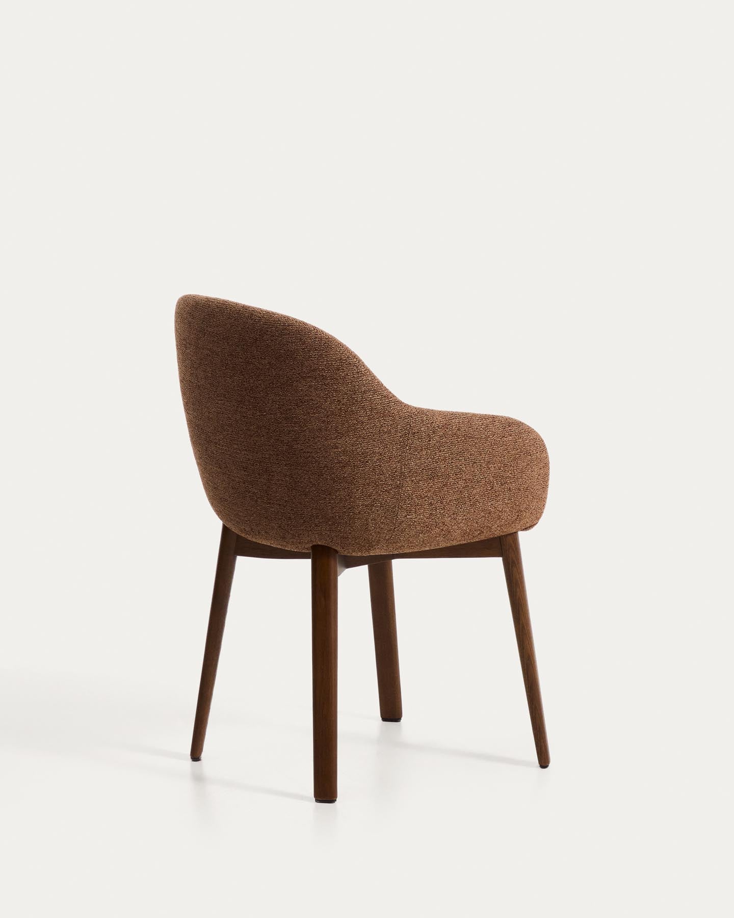 Armlehnenstuhl Meila mit terrakottafarbener Chenille und Beinen aus massivem Eschenholz mit Nussbaumfinish in Terrakotta präsentiert im Onlineshop von KAQTU Design AG. Stuhl mit Armlehne ist von Kave Home