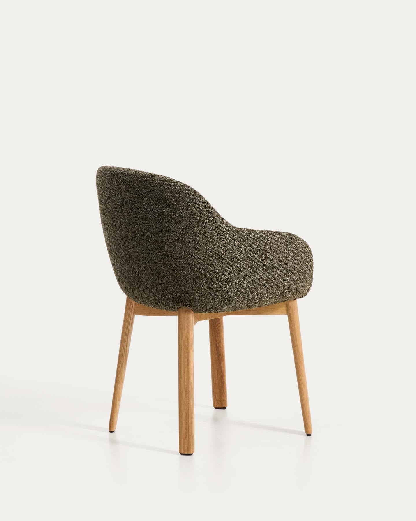 Armlehnenstuhl Meila mit grüner Chenille und Beinen aus massivem Eschenholz mit naturfarbenem Finish  in Grün präsentiert im Onlineshop von KAQTU Design AG. Stuhl mit Armlehne ist von Kave Home
