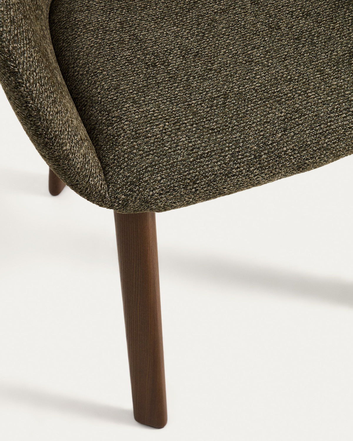 Armlehnenstuhl Meila flammhemmend mit grüner Chenille und Beinen aus massivem Eschenholz mit Nussbaumfinish in Grün präsentiert im Onlineshop von KAQTU Design AG. Stuhl ist von Kave Home