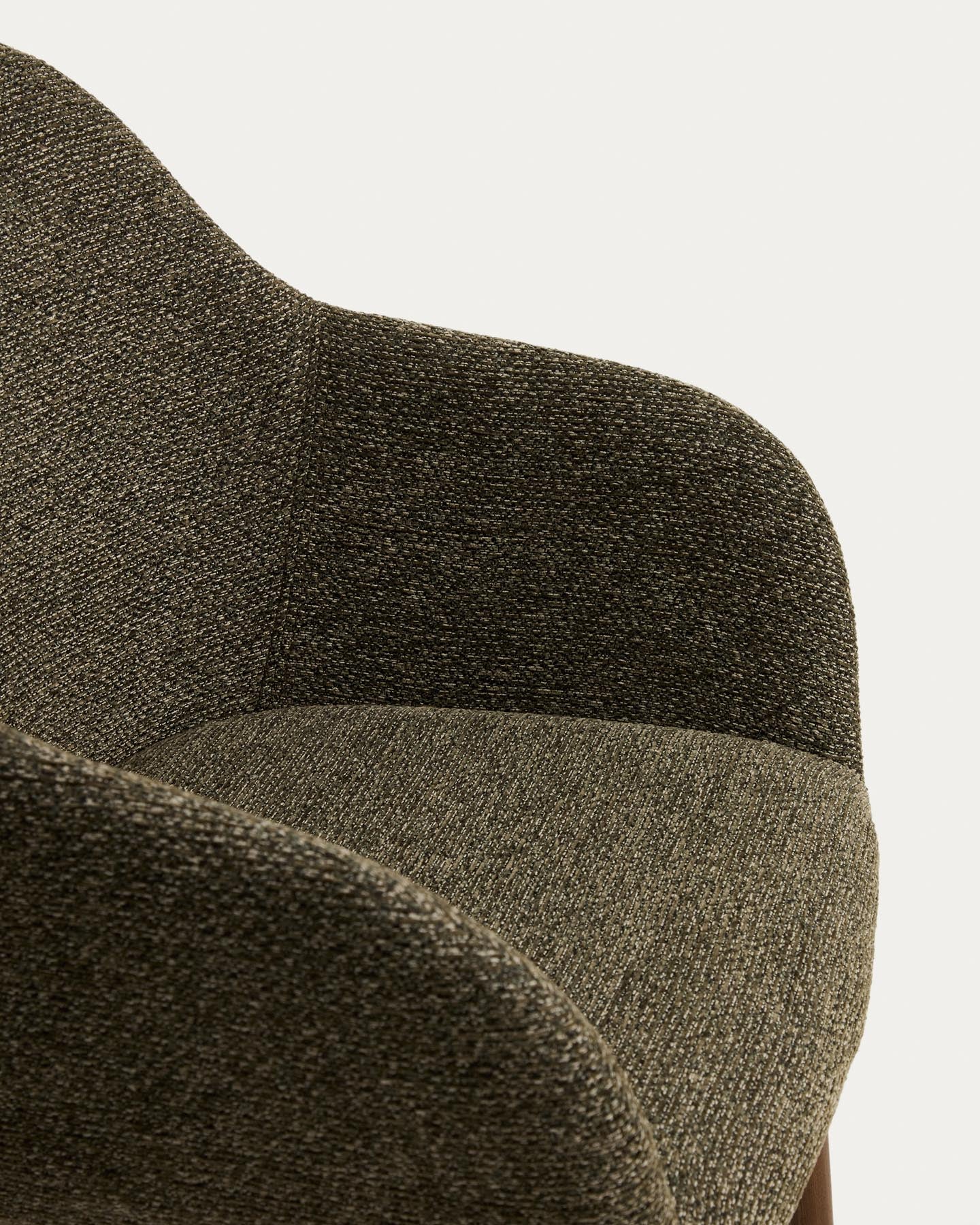 Armlehnenstuhl Meila mit grüner Chenille und Beinen aus massivem Eschenholz mit Nussbaumfinish in Grün präsentiert im Onlineshop von KAQTU Design AG. Stuhl mit Armlehne ist von Kave Home