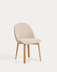 Stuhl Meila flammhemmend mit beiger Chenille und Beinen aus massivem Eschenholz mit naturfarbenem Finish