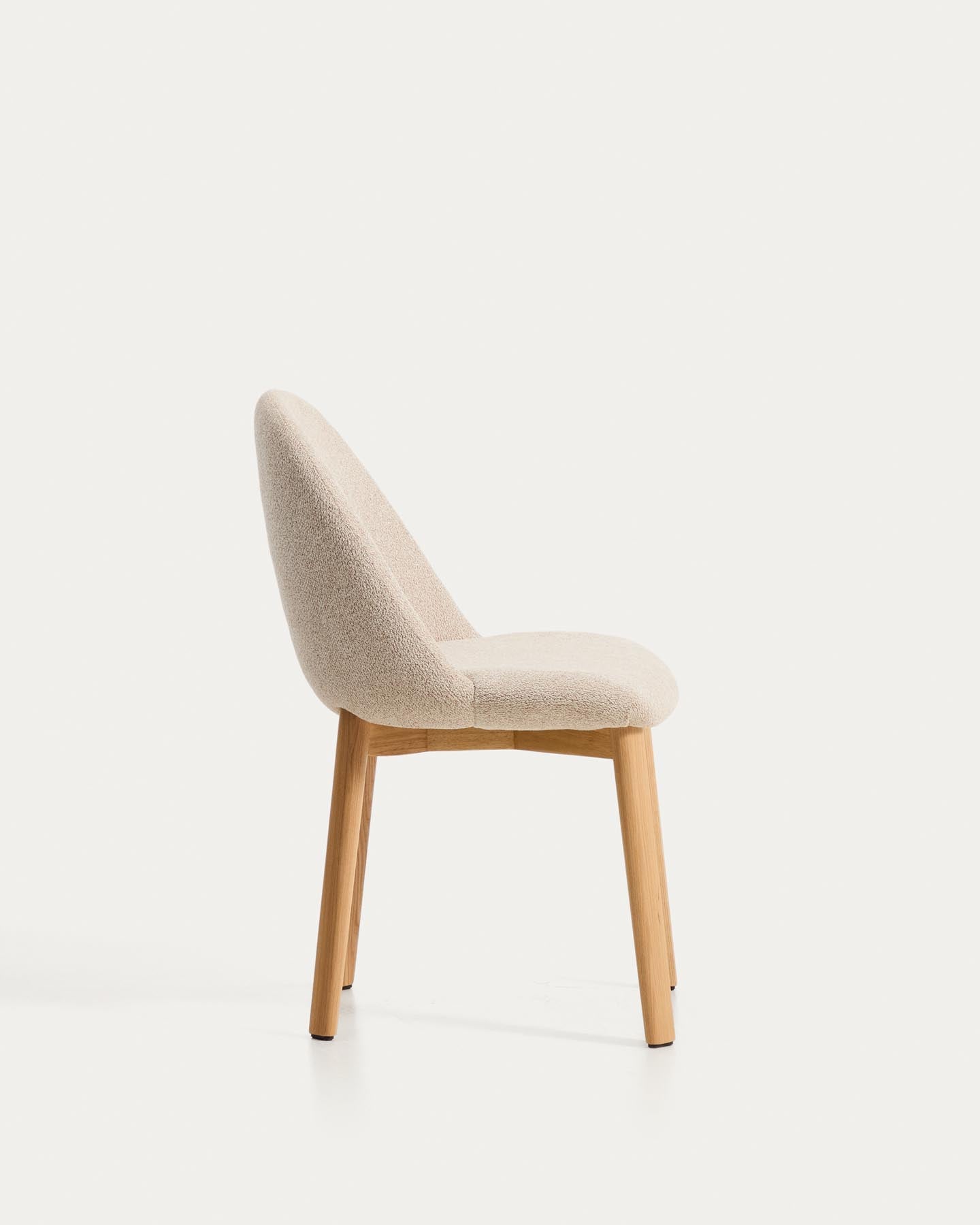 Stuhl Meila mit beiger Chenille und Beinen aus massivem Eschenholz mit naturfarbenem Finish  in Beige präsentiert im Onlineshop von KAQTU Design AG. Stuhl ist von Kave Home