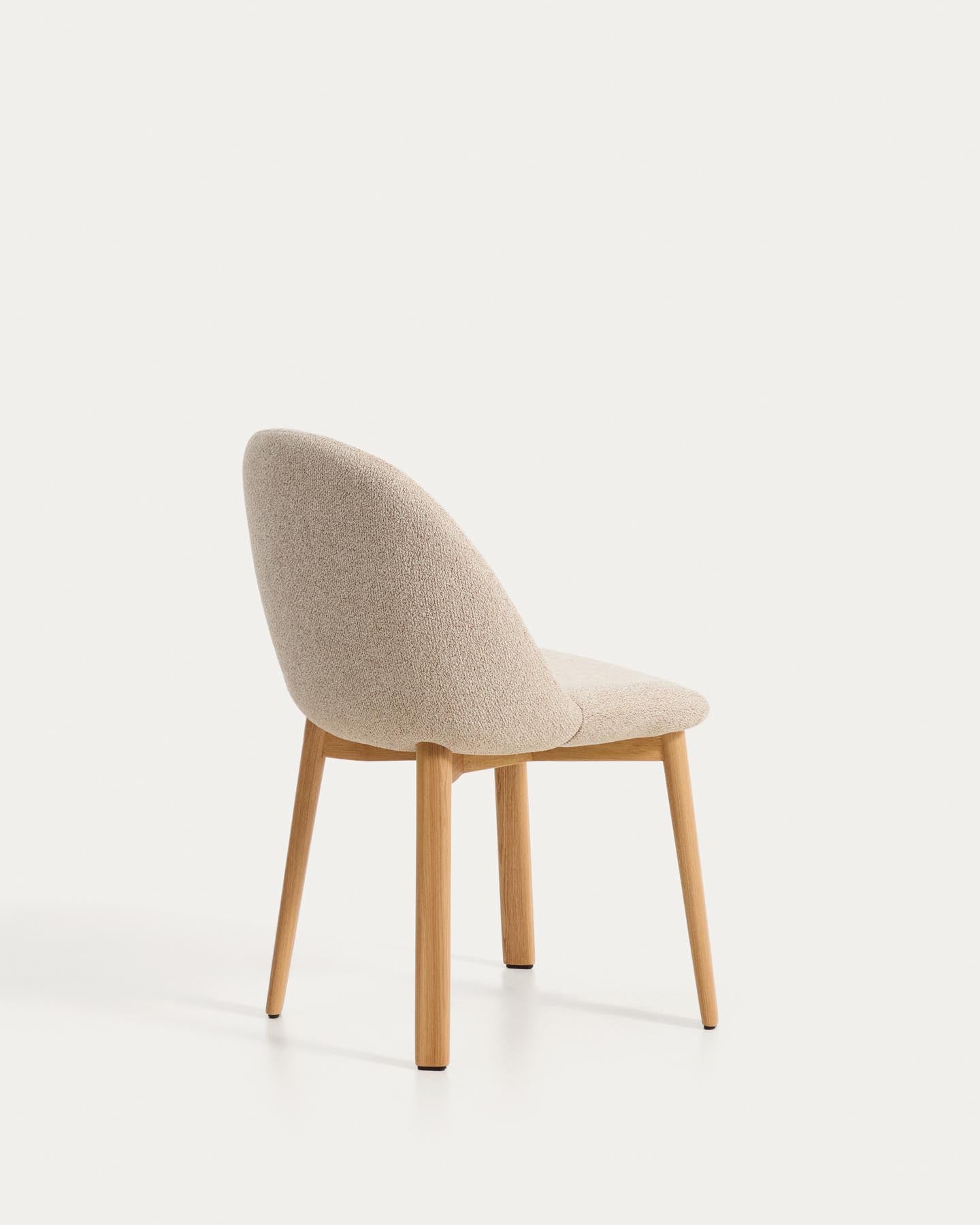 Stuhl Meila mit beiger Chenille und Beinen aus massivem Eschenholz mit naturfarbenem Finish  in Beige präsentiert im Onlineshop von KAQTU Design AG. Stuhl ist von Kave Home