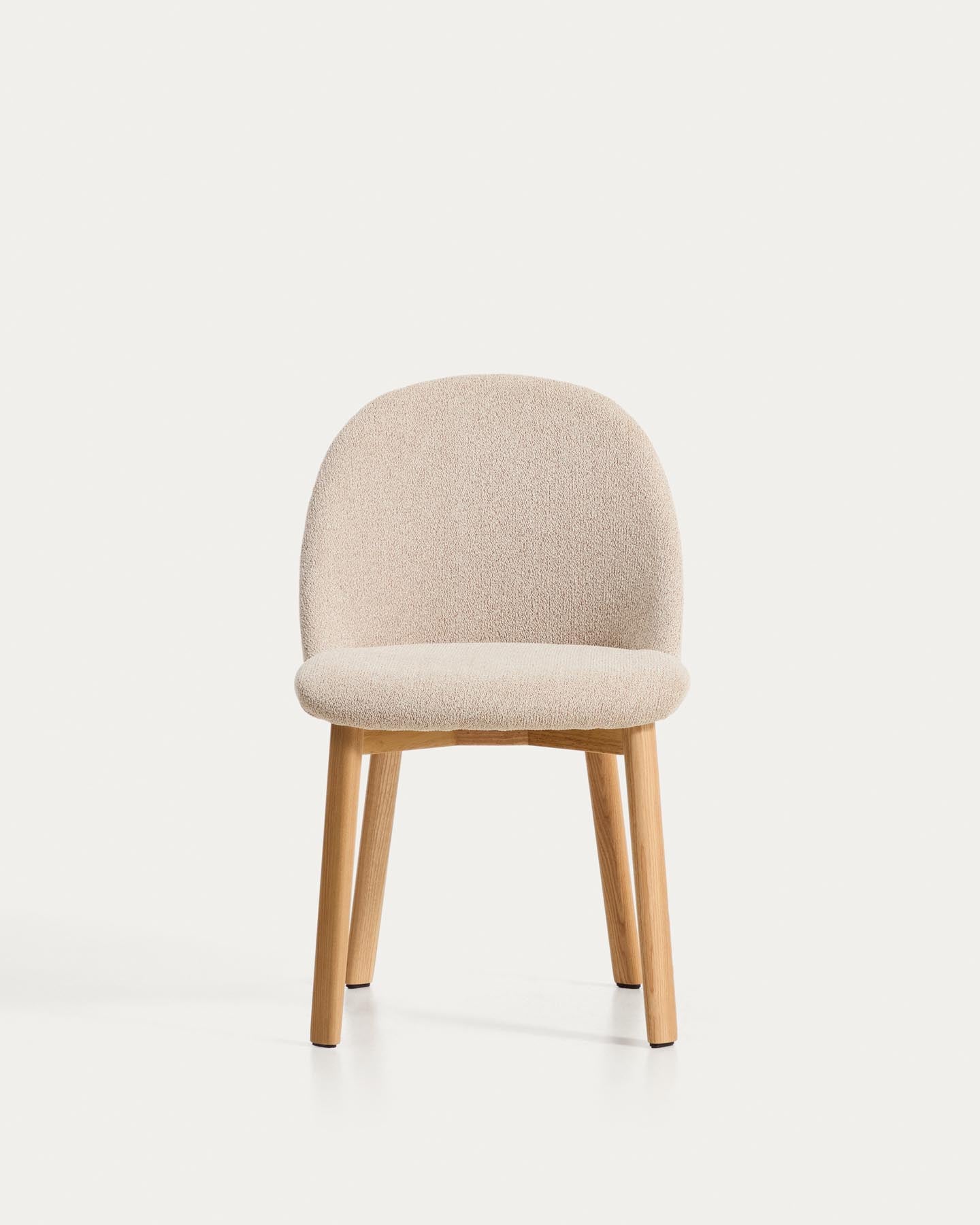 Stuhl Meila mit beiger Chenille und Beinen aus massivem Eschenholz mit naturfarbenem Finish  in Beige präsentiert im Onlineshop von KAQTU Design AG. Stuhl ist von Kave Home
