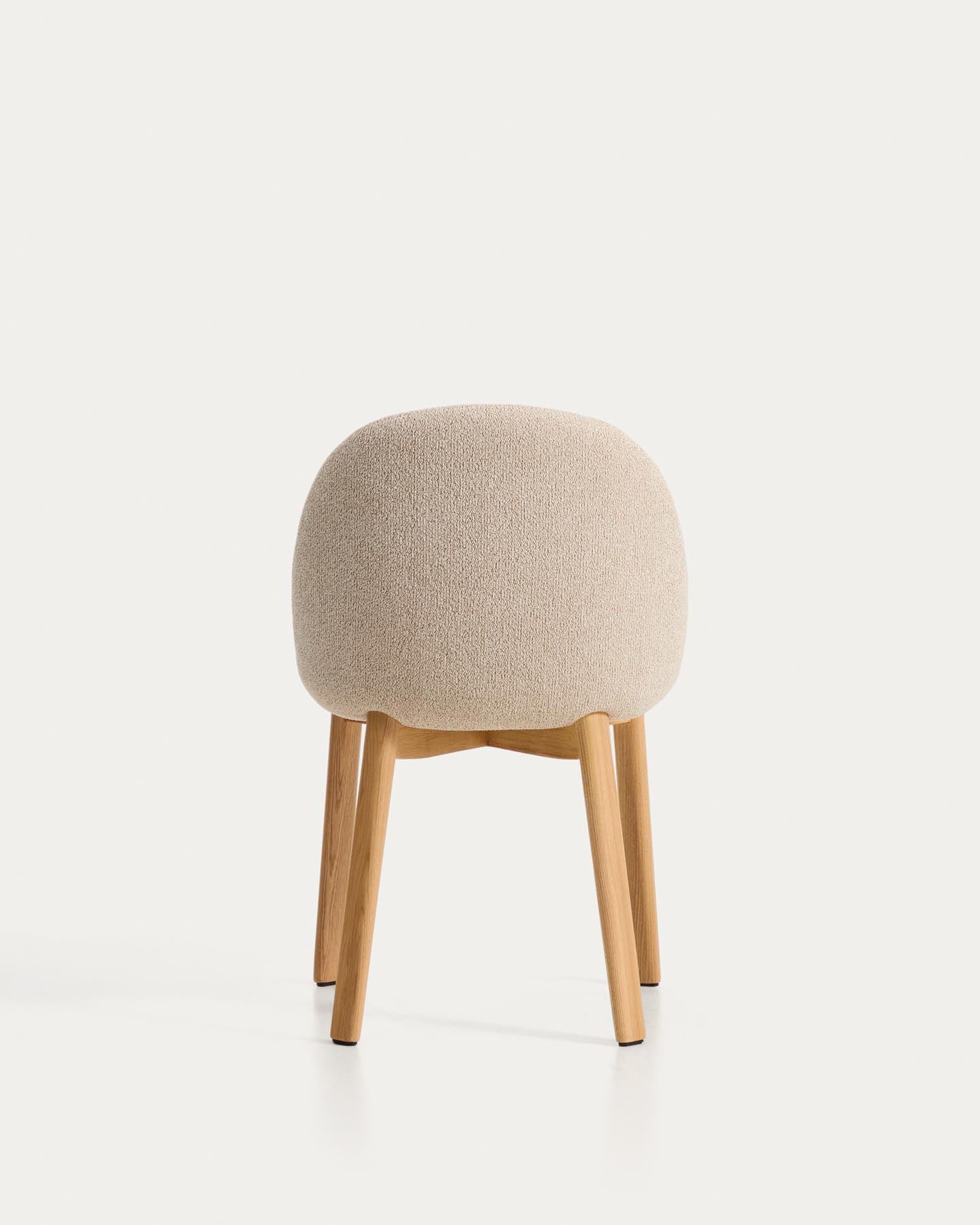 Stuhl Meila mit beiger Chenille und Beinen aus massivem Eschenholz mit naturfarbenem Finish  in Beige präsentiert im Onlineshop von KAQTU Design AG. Stuhl ist von Kave Home