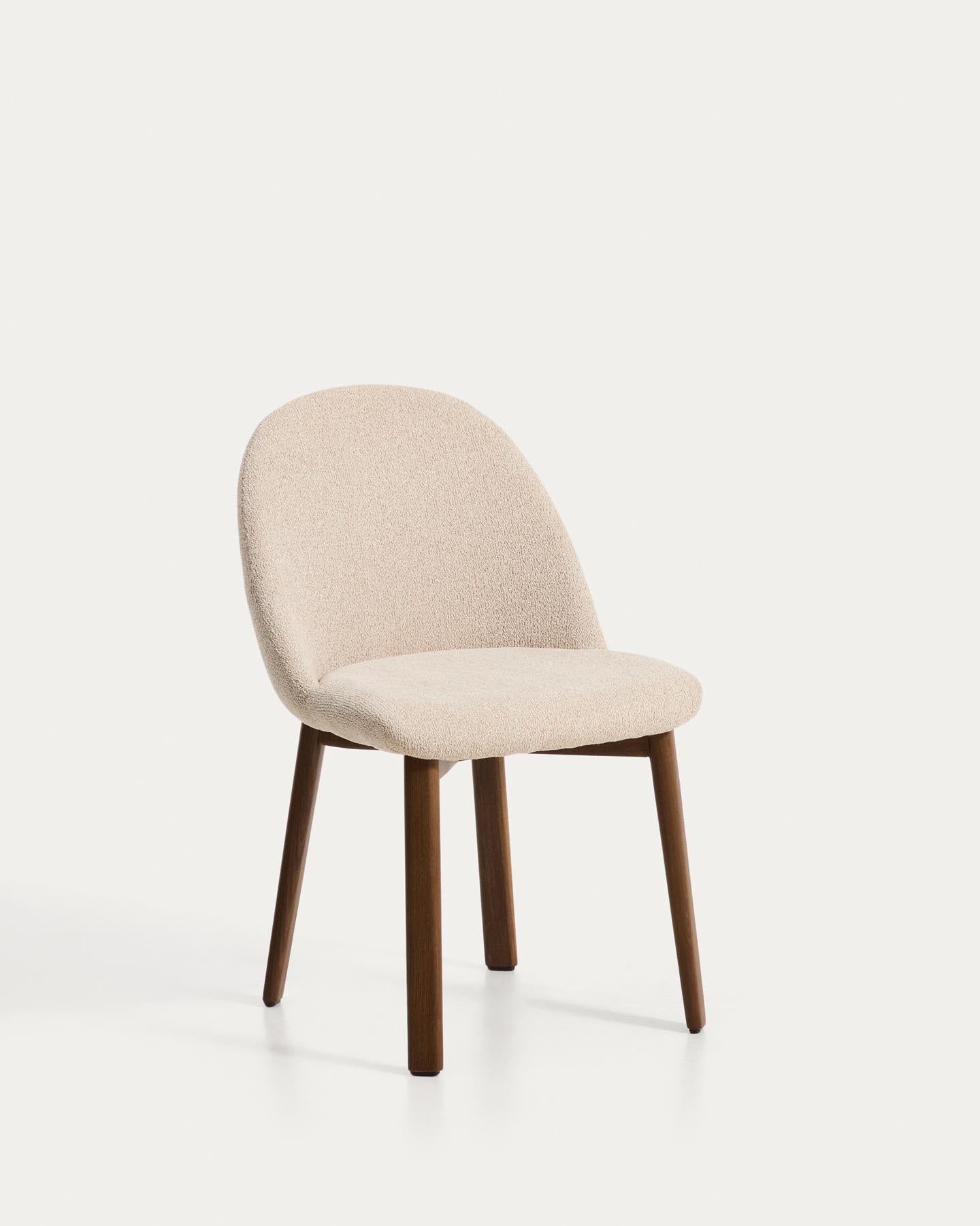 Stuhl Meila mit beiger Chenille und Beinen aus massivem Eschenholz mit Nussbaumfinish in Beige präsentiert im Onlineshop von KAQTU Design AG. Stuhl ist von Kave Home