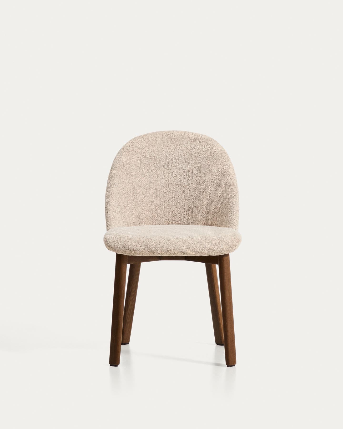 Stuhl Meila mit beiger Chenille und Beinen aus massivem Eschenholz mit Nussbaumfinish in Beige präsentiert im Onlineshop von KAQTU Design AG. Stuhl ist von Kave Home