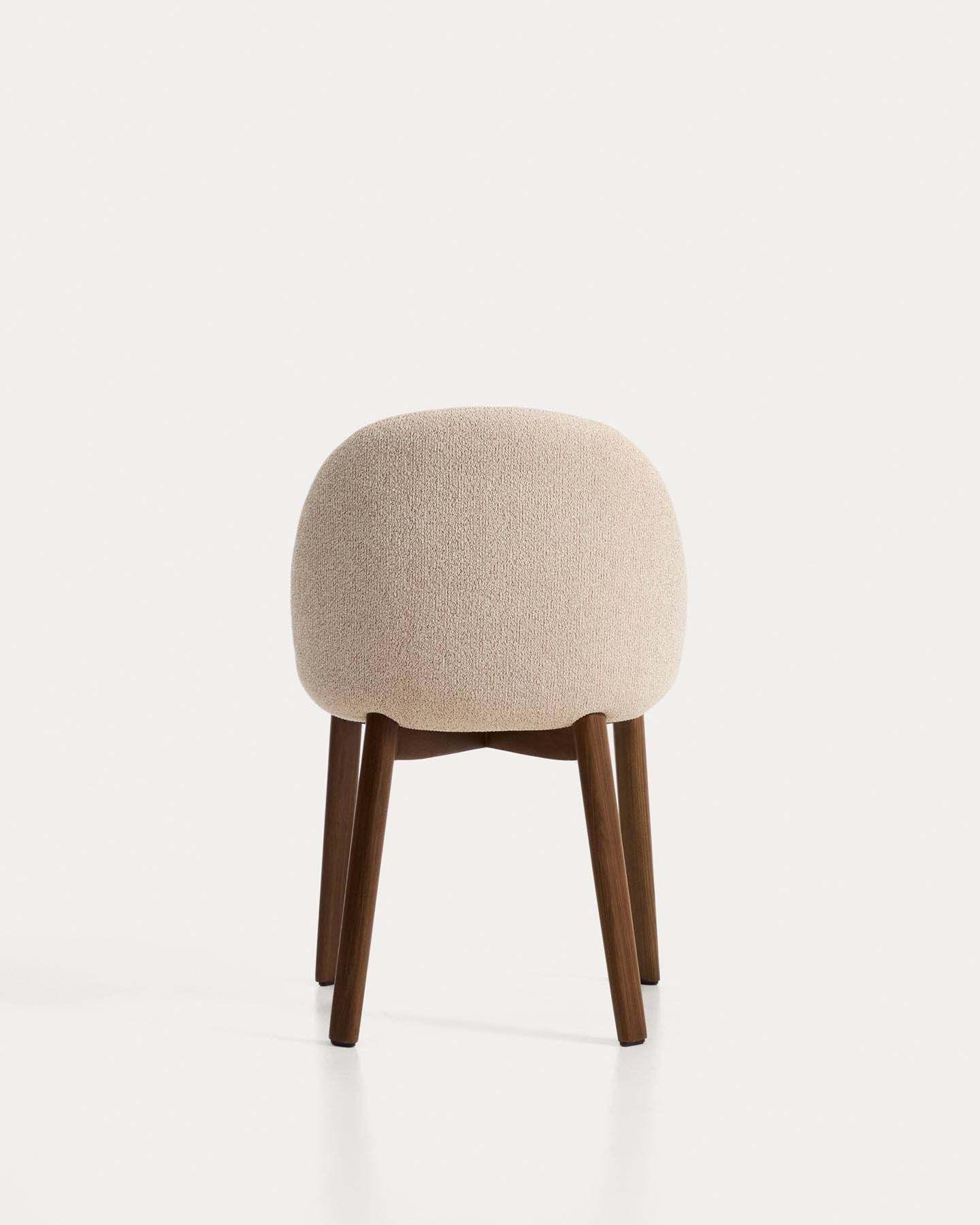 Stuhl Meila mit beiger Chenille und Beinen aus massivem Eschenholz mit Nussbaumfinish in Beige präsentiert im Onlineshop von KAQTU Design AG. Stuhl ist von Kave Home
