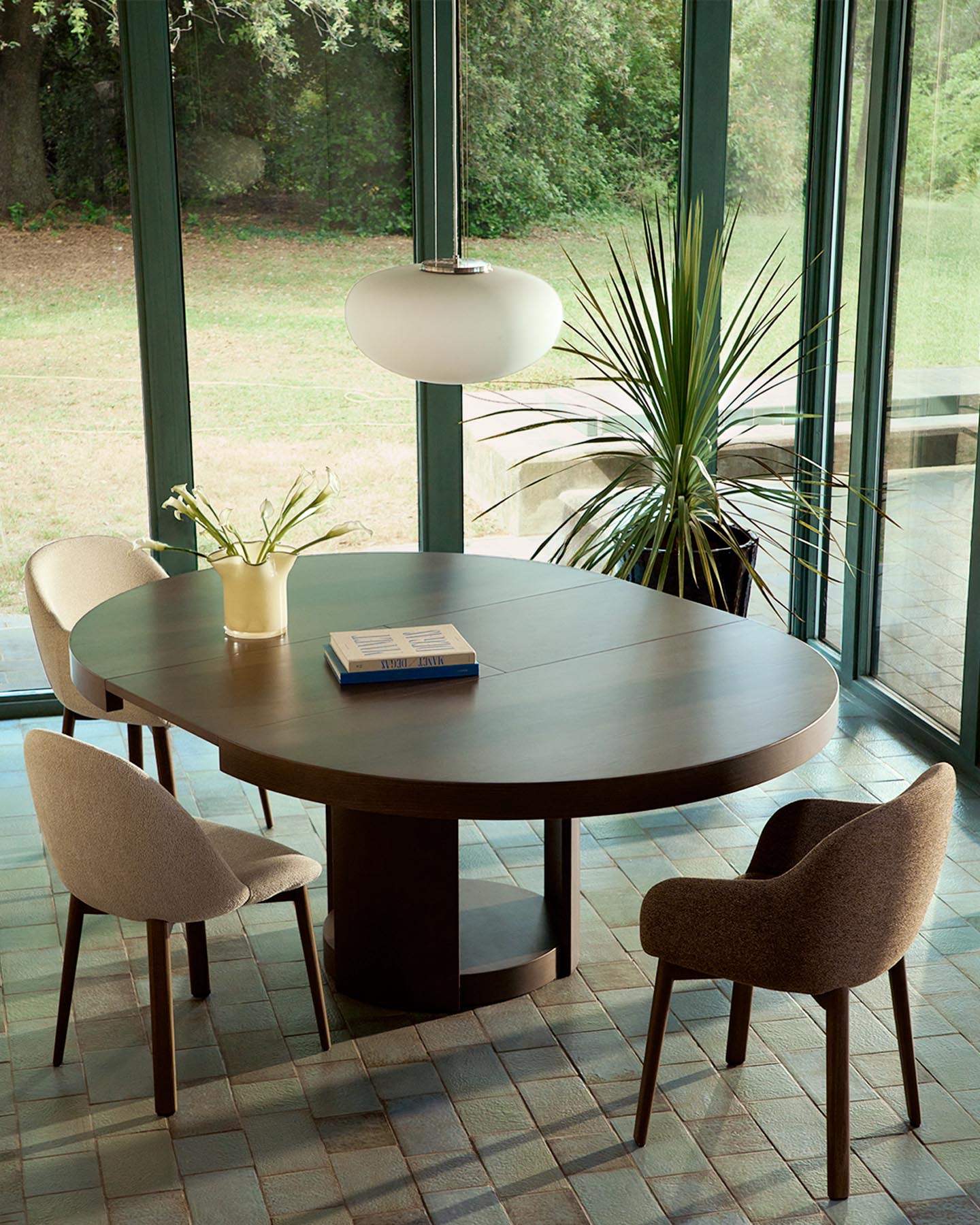 Stuhl Meila mit beiger Chenille und Beinen aus massivem Eschenholz mit Nussbaumfinish in Beige präsentiert im Onlineshop von KAQTU Design AG. Stuhl ist von Kave Home