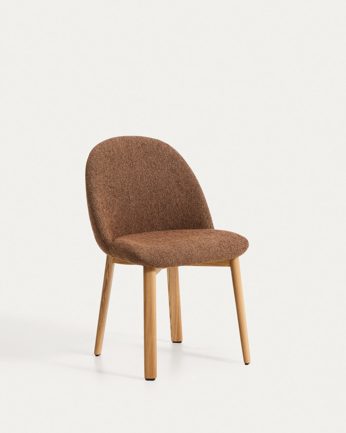 Stuhl Meila mit terrakottafarbener Chenille und Beinen aus massivem Eschenholz mit naturfarbenem Finish in Terrakotta präsentiert im Onlineshop von KAQTU Design AG. Stuhl ist von Kave Home