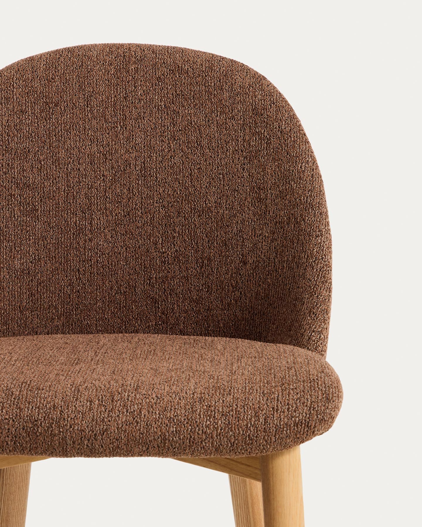 Stuhl Meila mit terrakottafarbener Chenille und Beinen aus massivem Eschenholz mit naturfarbenem Finish  in Terrakotta präsentiert im Onlineshop von KAQTU Design AG. Stuhl ist von Kave Home