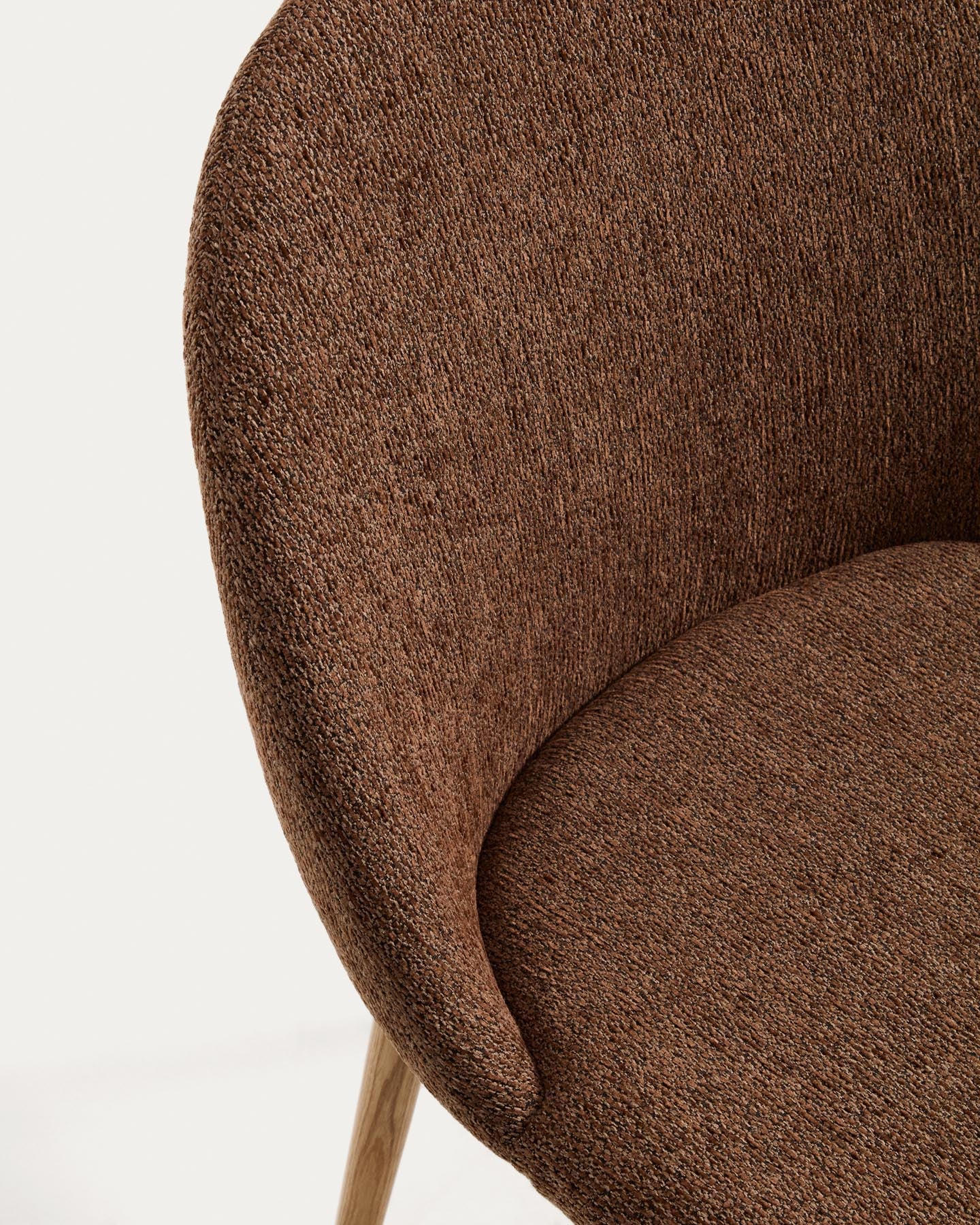 Stuhl Meila mit terrakottafarbener Chenille und Beinen aus massivem Eschenholz mit naturfarbenem Finish  in Terrakotta präsentiert im Onlineshop von KAQTU Design AG. Stuhl ist von Kave Home