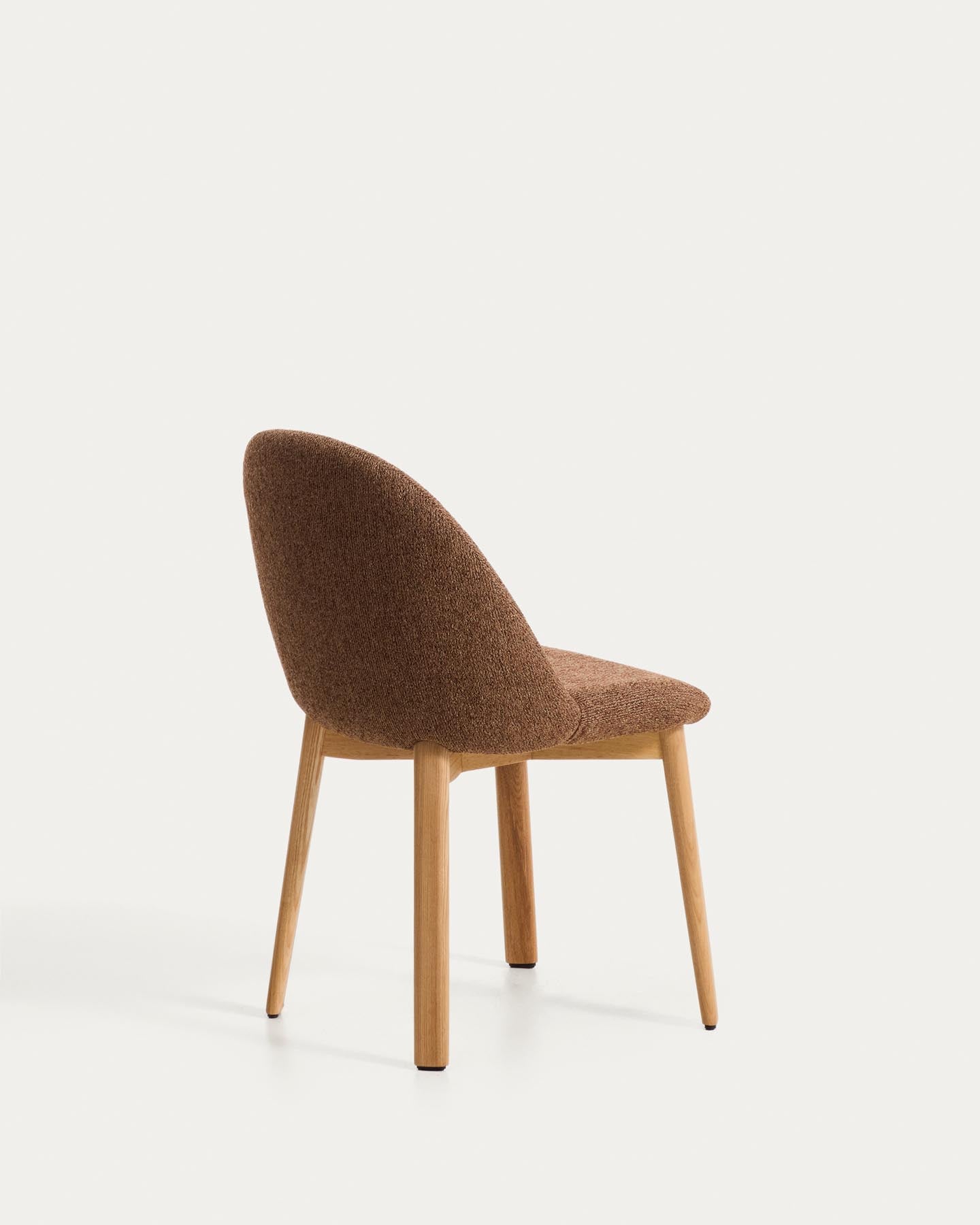 Stuhl Meila mit terrakottafarbener Chenille und Beinen aus massivem Eschenholz mit naturfarbenem Finish  in Terrakotta präsentiert im Onlineshop von KAQTU Design AG. Stuhl ist von Kave Home