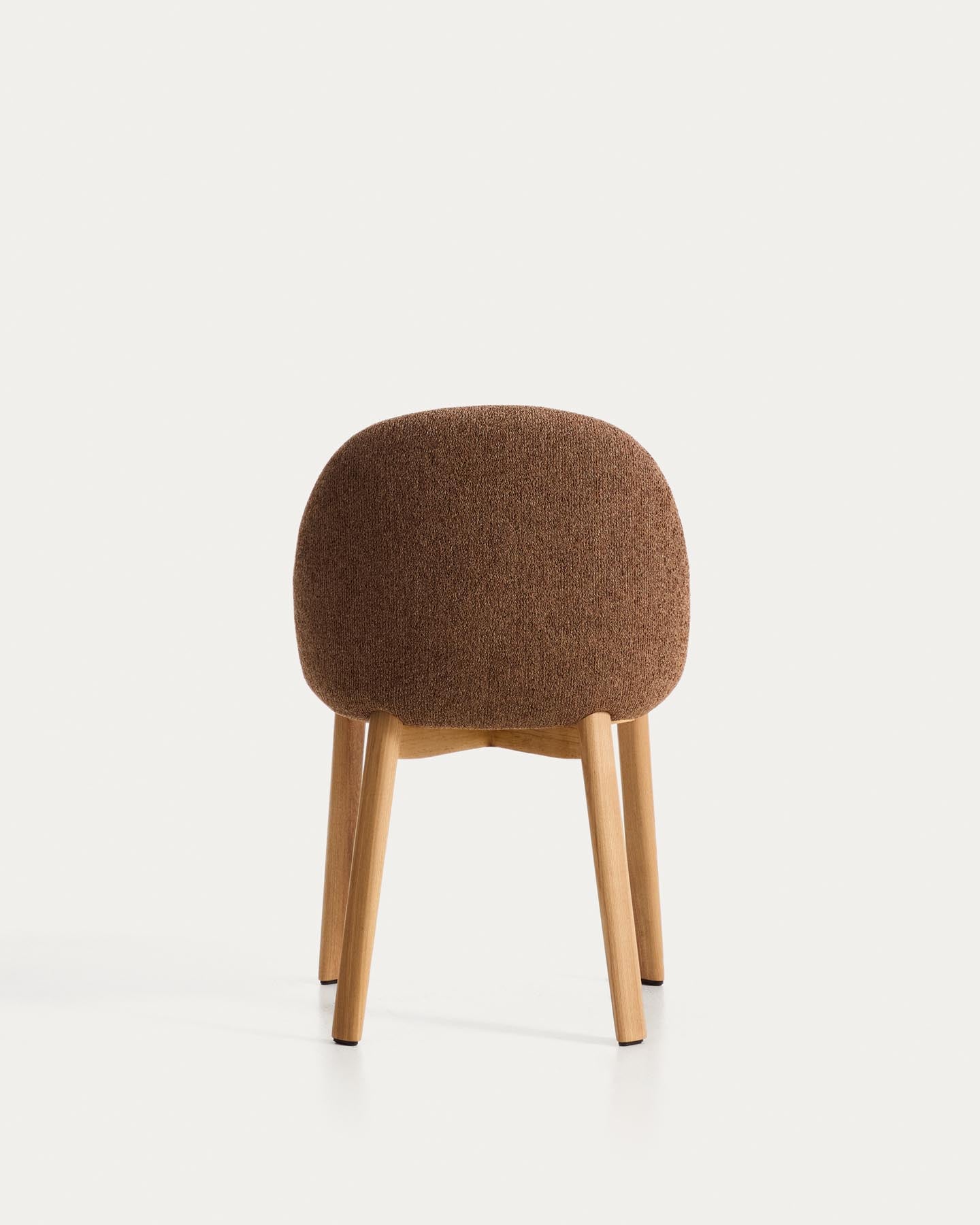 Stuhl Meila mit terrakottafarbener Chenille und Beinen aus massivem Eschenholz mit naturfarbenem Finish  in Terrakotta präsentiert im Onlineshop von KAQTU Design AG. Stuhl ist von Kave Home