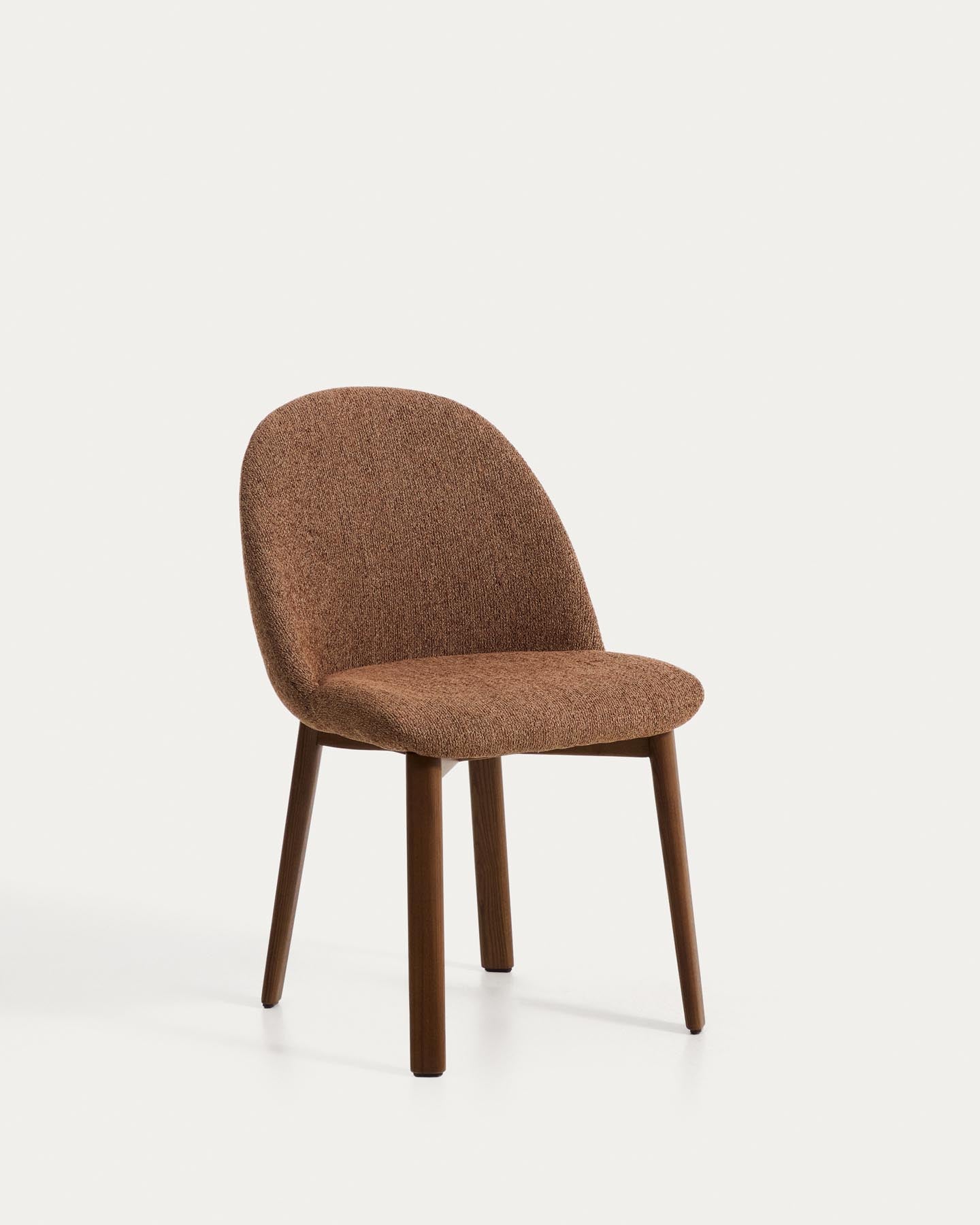 Stuhl Meila mit terrakottafarbener Chenille und Beinen aus massivem Eschenholz mit Nussbaumfinish in Terrakotta präsentiert im Onlineshop von KAQTU Design AG. Stuhl ist von Kave Home