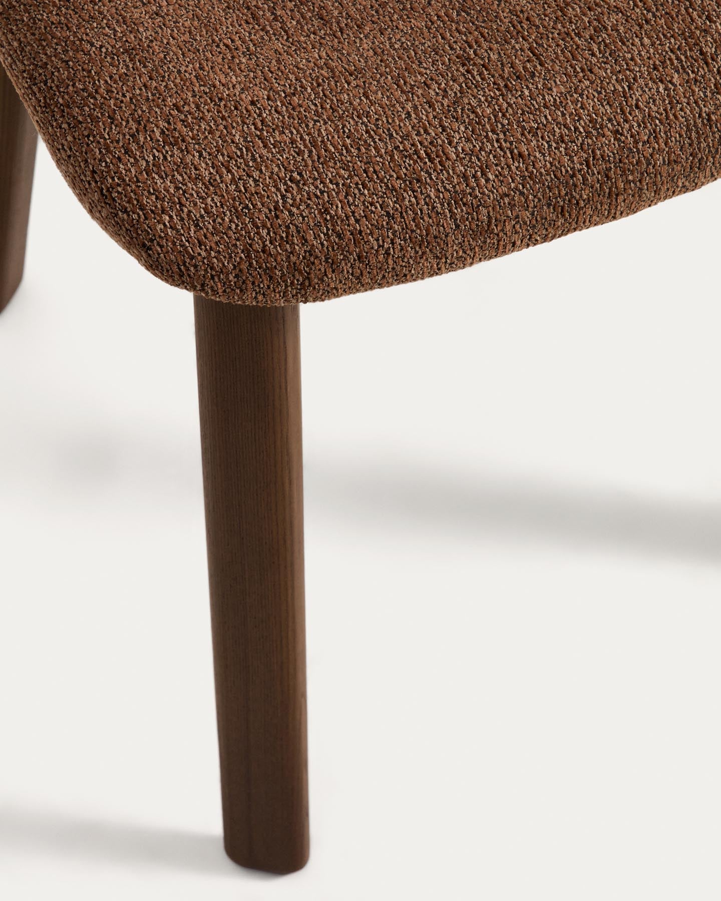 Stuhl Meila mit terrakottafarbener Chenille und Beinen aus massivem Eschenholz mit Nussbaumfinish in Terrakotta präsentiert im Onlineshop von KAQTU Design AG. Stuhl ist von Kave Home