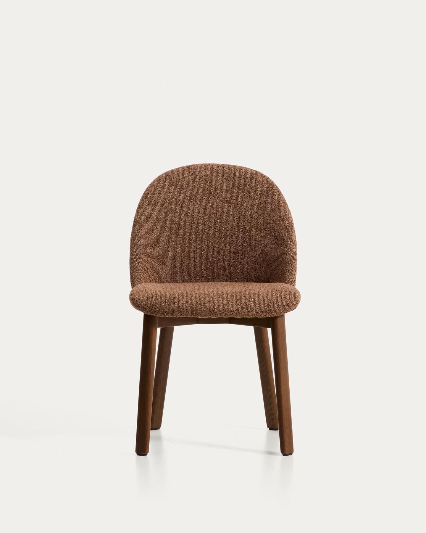 Stuhl Meila mit terrakottafarbener Chenille und Beinen aus massivem Eschenholz mit Nussbaumfinish in Terrakotta präsentiert im Onlineshop von KAQTU Design AG. Stuhl ist von Kave Home