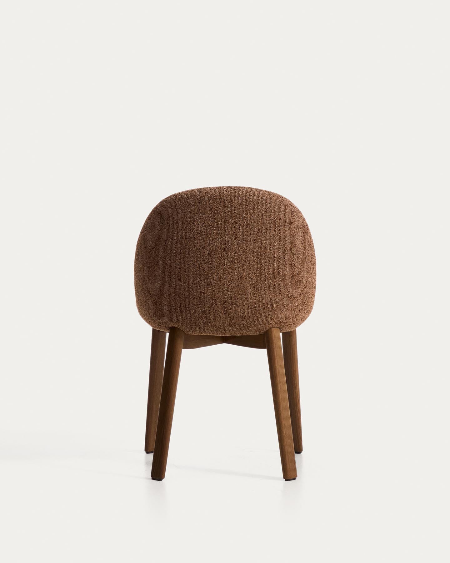 Stuhl Meila mit terrakottafarbener Chenille und Beinen aus massivem Eschenholz mit Nussbaumfinish in Terrakotta präsentiert im Onlineshop von KAQTU Design AG. Stuhl ist von Kave Home