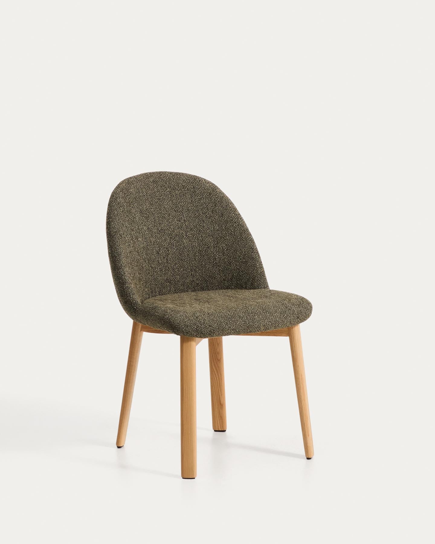 Stuhl Meila mit grüner Chenille und Beinen aus massivem Eschenholz mit naturfarbenem Finish  in Grün präsentiert im Onlineshop von KAQTU Design AG. Stuhl ist von Kave Home