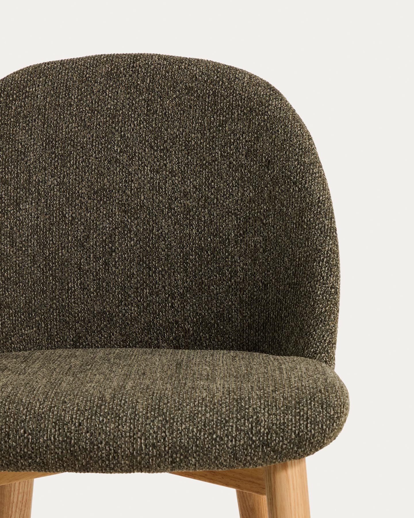 Stuhl Meila mit grüner Chenille und Beinen aus massivem Eschenholz mit naturfarbenem Finish  in Grün präsentiert im Onlineshop von KAQTU Design AG. Stuhl ist von Kave Home
