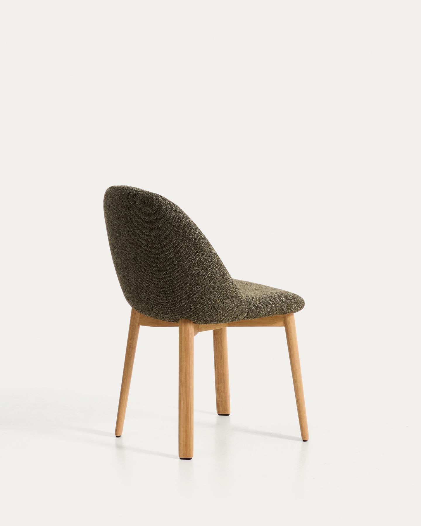 Stuhl Meila mit grüner Chenille und Beinen aus massivem Eschenholz mit naturfarbenem Finish  in Grün präsentiert im Onlineshop von KAQTU Design AG. Stuhl ist von Kave Home