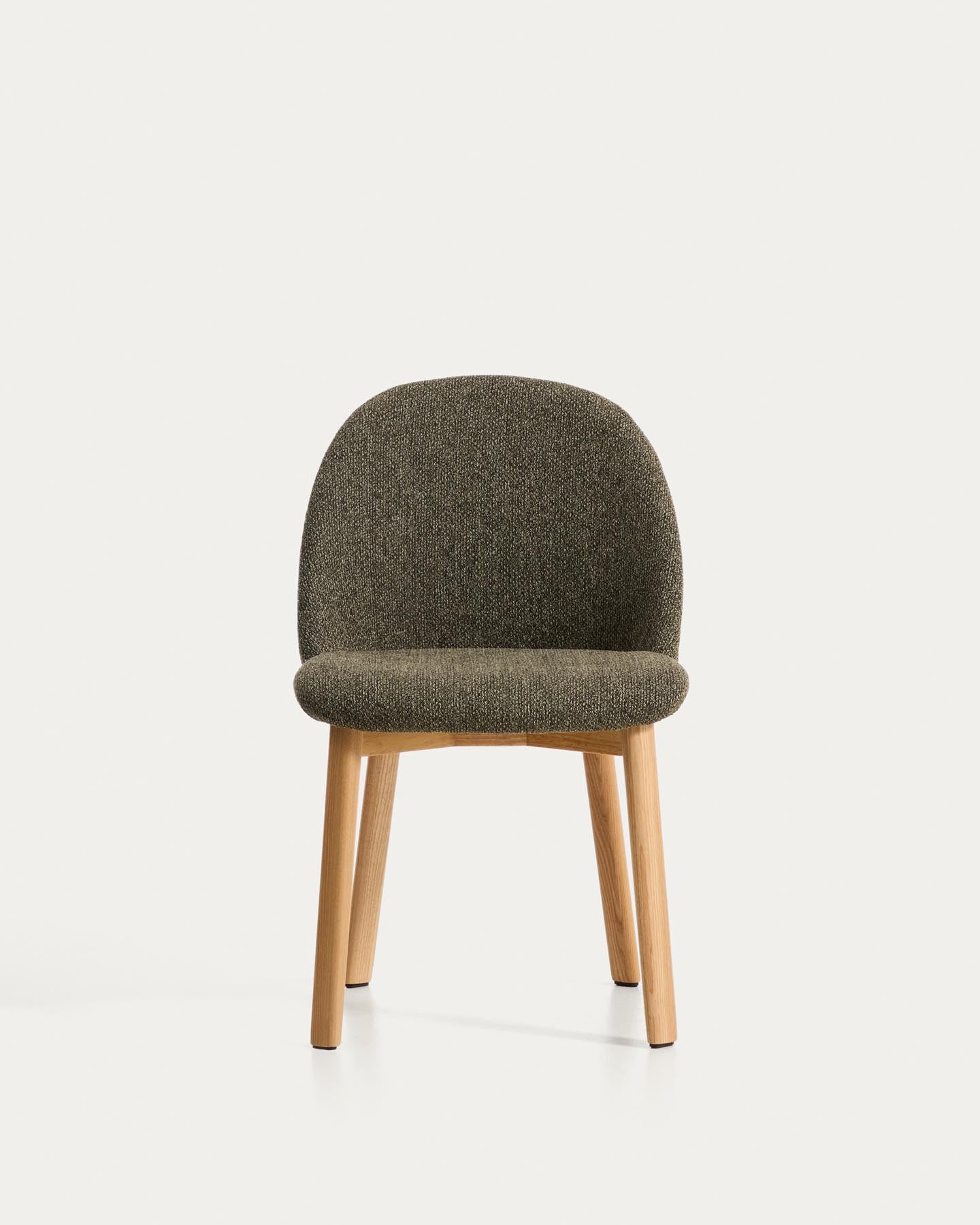 Stuhl Meila mit grüner Chenille und Beinen aus massivem Eschenholz mit naturfarbenem Finish  in Grün präsentiert im Onlineshop von KAQTU Design AG. Stuhl ist von Kave Home