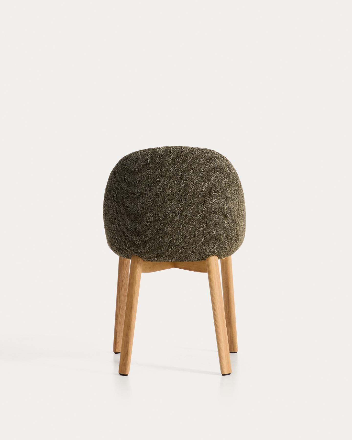 Stuhl Meila mit grüner Chenille und Beinen aus massivem Eschenholz mit naturfarbenem Finish  in Grün präsentiert im Onlineshop von KAQTU Design AG. Stuhl ist von Kave Home