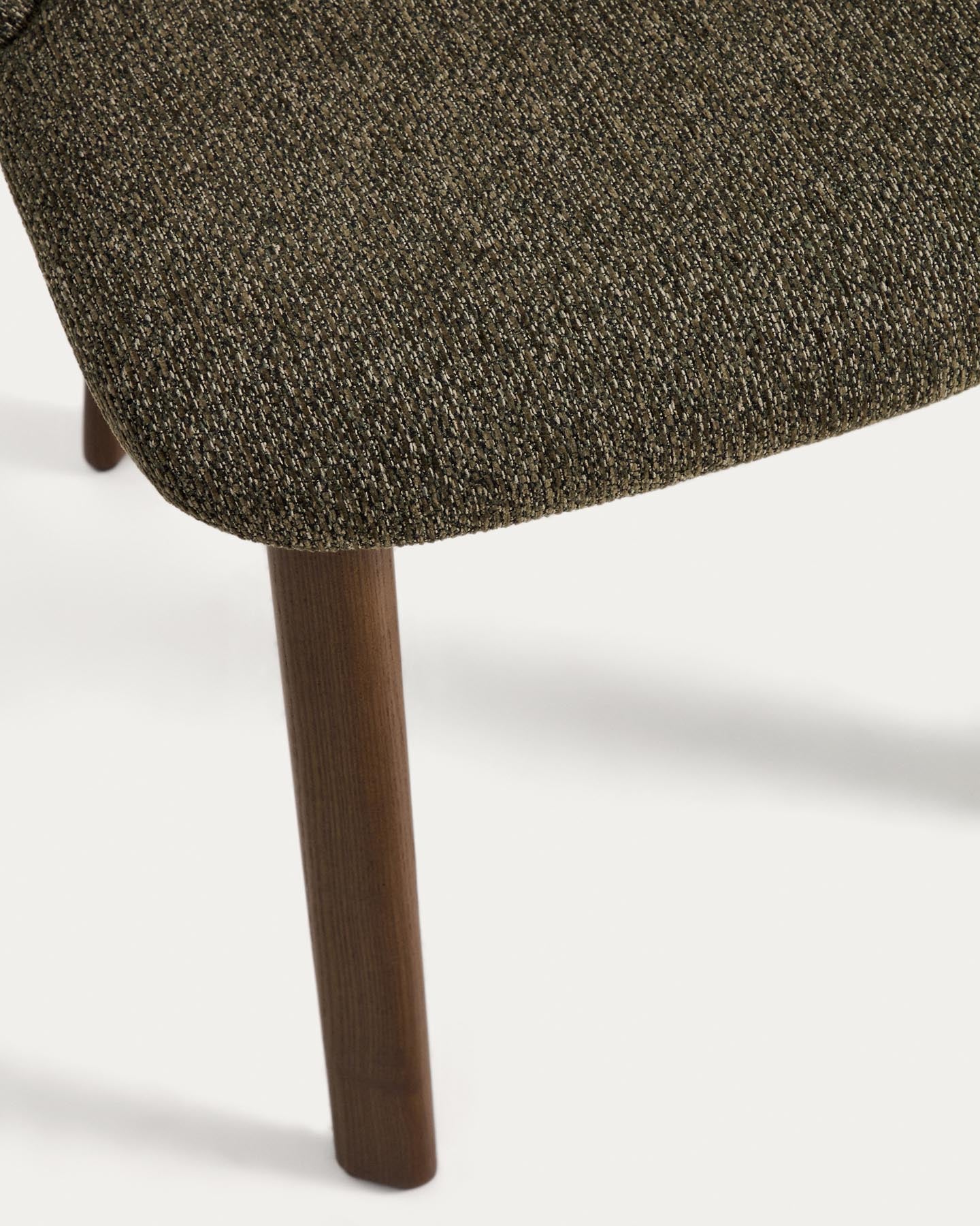 Stuhl Meila mit grüner Chenille und Beinen aus massivem Eschenholz mit Nussbaumfinish in Grün präsentiert im Onlineshop von KAQTU Design AG. Stuhl ist von Kave Home