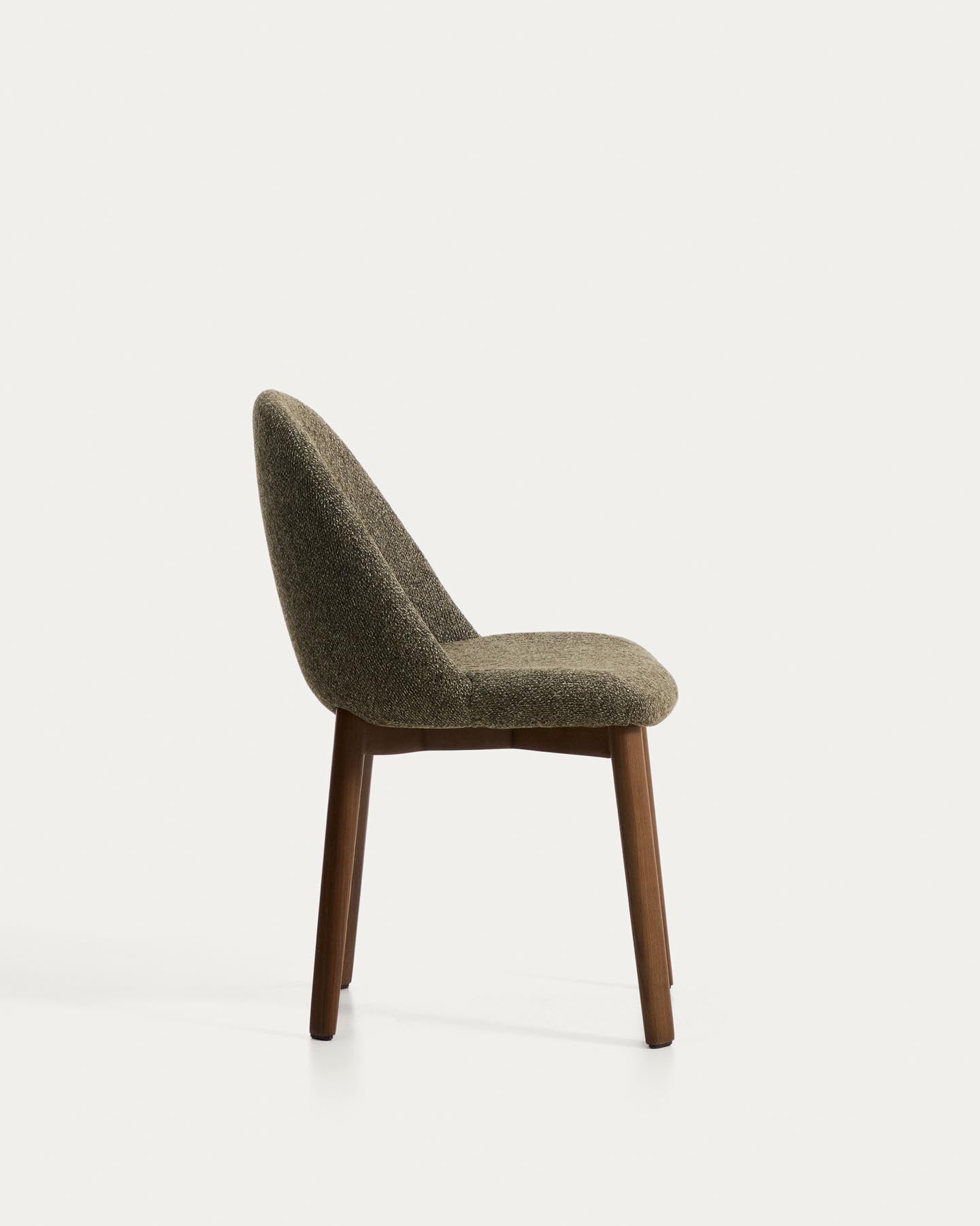 Stuhl Meila mit grüner Chenille und Beinen aus massivem Eschenholz mit Nussbaumfinish in Grün präsentiert im Onlineshop von KAQTU Design AG. Stuhl ist von Kave Home