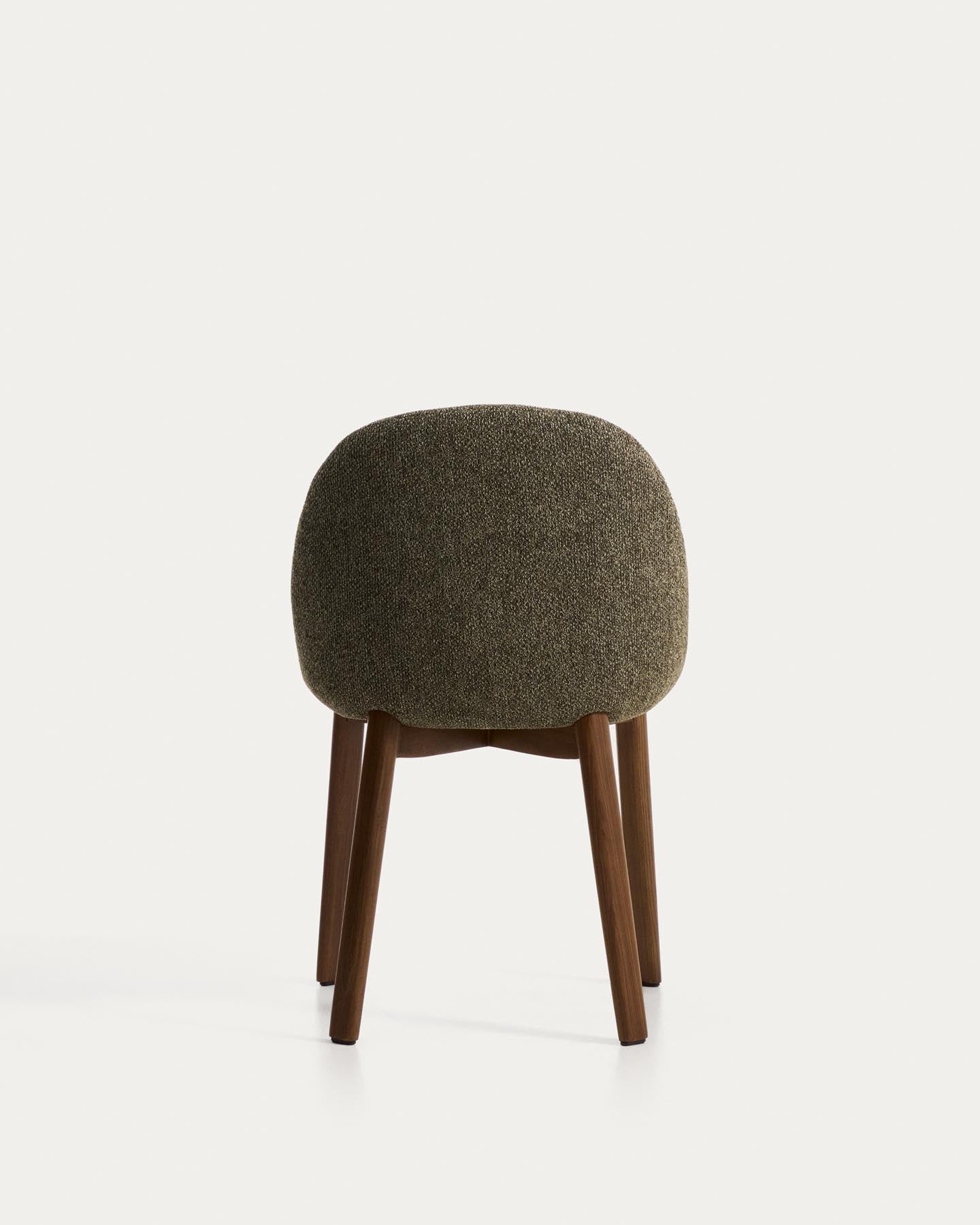 Stuhl Meila mit grüner Chenille und Beinen aus massivem Eschenholz mit Nussbaumfinish in Grün präsentiert im Onlineshop von KAQTU Design AG. Stuhl ist von Kave Home