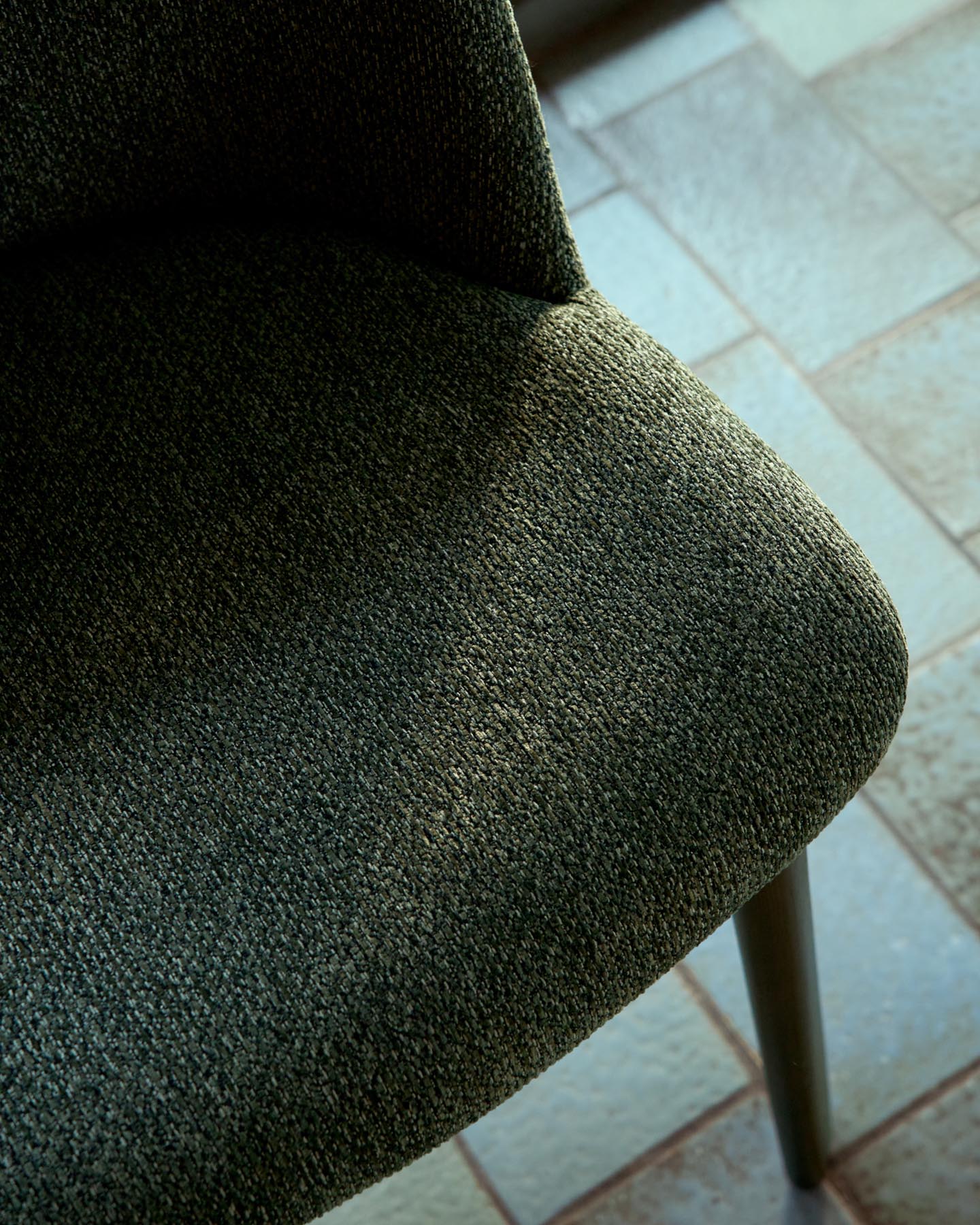 Stuhl Meila mit grüner Chenille und Beinen aus massivem Eschenholz mit Nussbaumfinish in Grün präsentiert im Onlineshop von KAQTU Design AG. Stuhl ist von Kave Home
