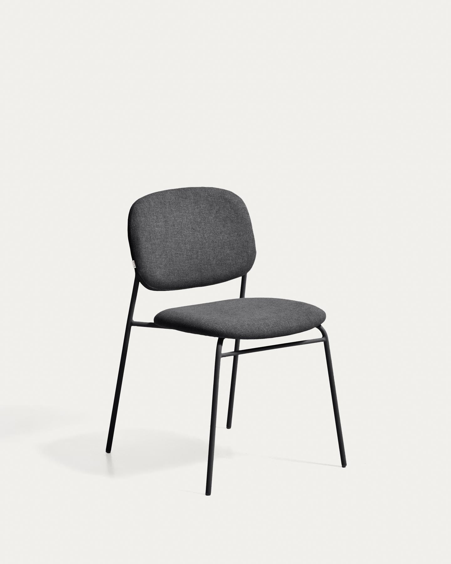 Stapelbarer Stuhl Meli mit grauer Chenille und grauen Metallbeinen FSC Mix Credit in Grau präsentiert im Onlineshop von KAQTU Design AG. Stuhl ist von Kave Home