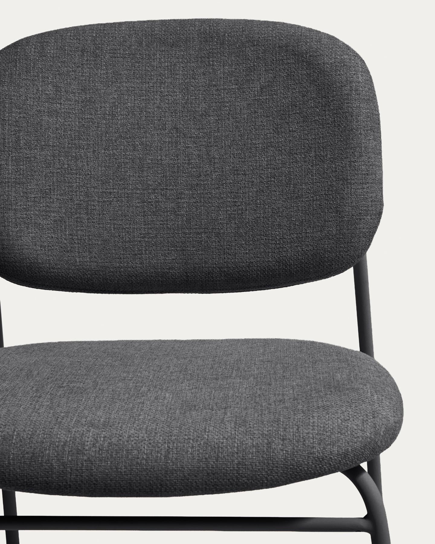 Stapelbarer Stuhl Meli mit grauer Chenille und grauen Metallbeinen FSC Mix Credit in Grau präsentiert im Onlineshop von KAQTU Design AG. Stuhl ist von Kave Home