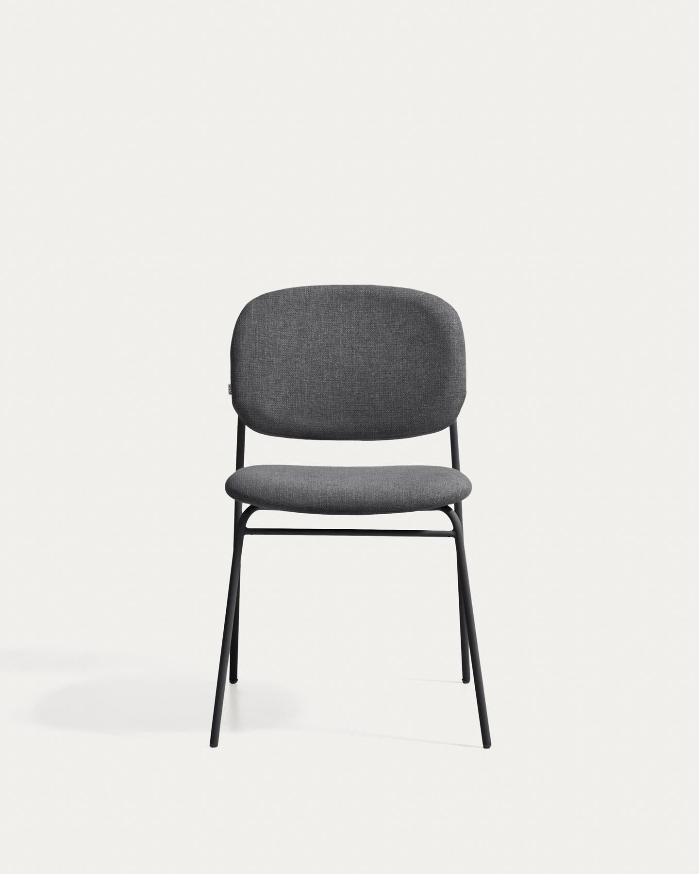 Stapelbarer Stuhl Meli mit grauer Chenille und grauen Metallbeinen FSC Mix Credit in Grau präsentiert im Onlineshop von KAQTU Design AG. Stuhl ist von Kave Home