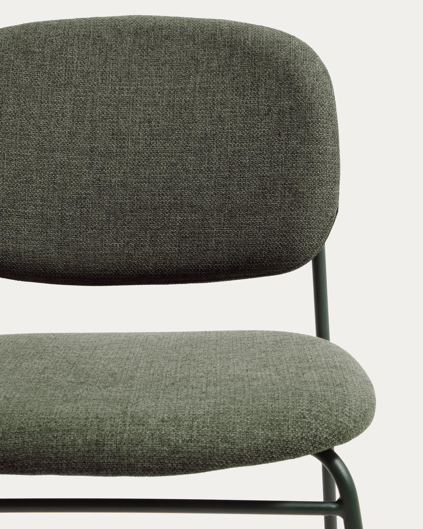 Stapelbarer Stuhl Meli mit grüner Chenille und grünen Metallbeinen, FSC Mix Credit in Grün präsentiert im Onlineshop von KAQTU Design AG. Stuhl ist von Kave Home