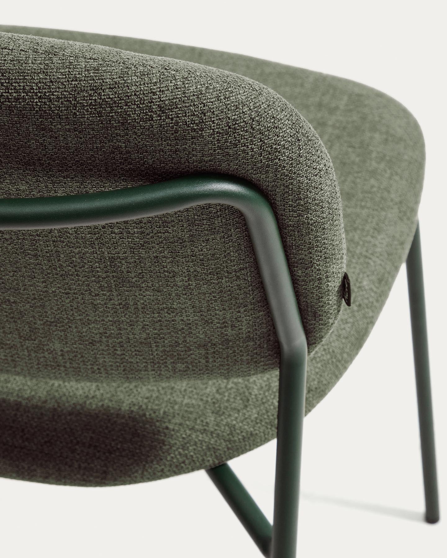 Stapelbarer Stuhl Meli mit grüner Chenille und grünen Metallbeinen, FSC Mix Credit in Grün präsentiert im Onlineshop von KAQTU Design AG. Stuhl ist von Kave Home