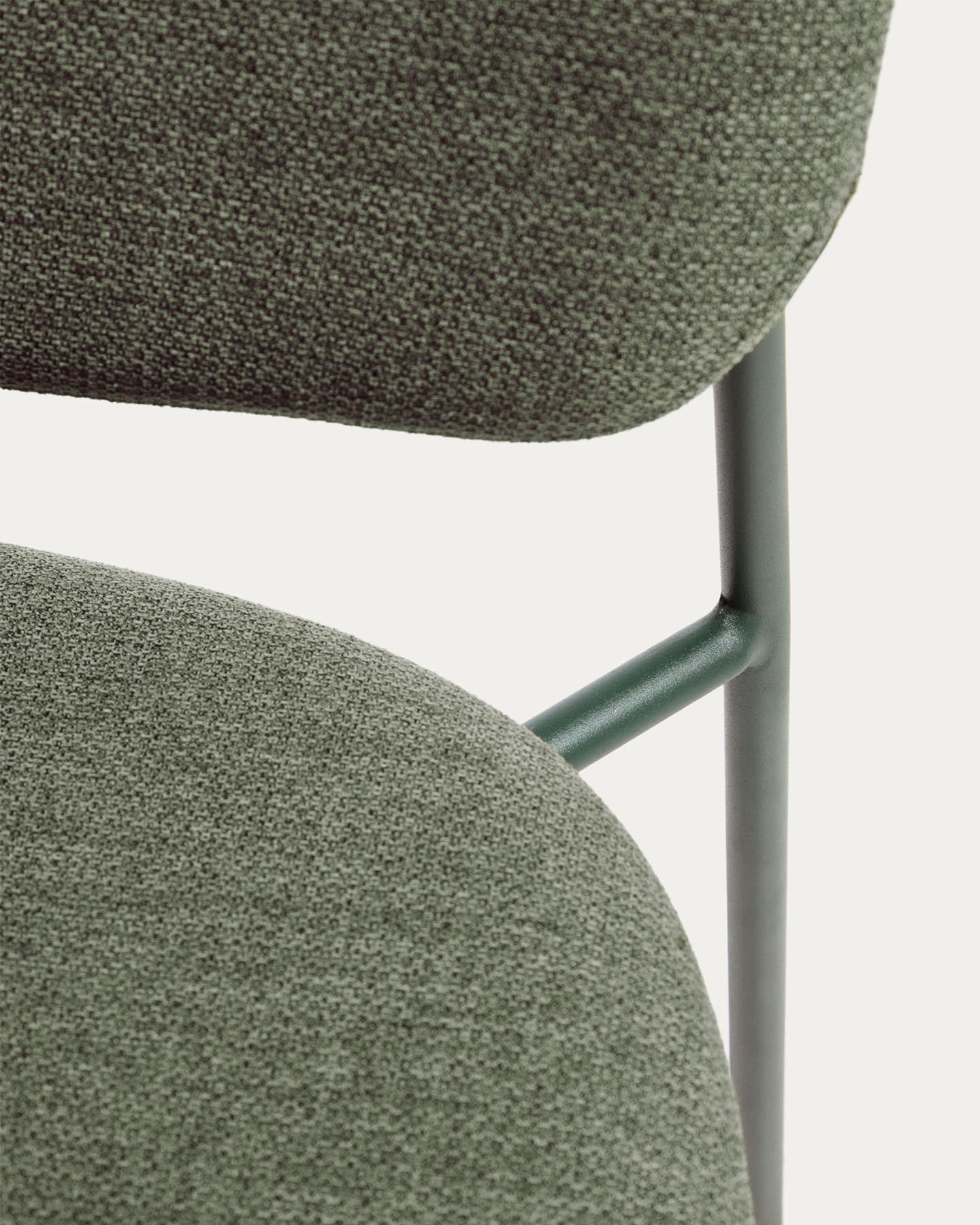 Stapelbarer Stuhl Meli mit grüner Chenille und grünen Metallbeinen, FSC Mix Credit in Grün präsentiert im Onlineshop von KAQTU Design AG. Stuhl ist von Kave Home