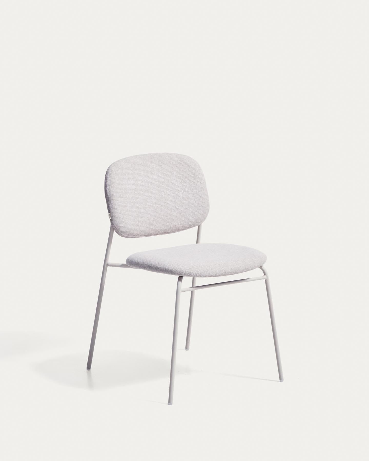 Stapelbarer Stuhl Meli mit beiger Chenille und beigen Metallbeinen FSC Mix Credit in Beige präsentiert im Onlineshop von KAQTU Design AG. Stuhl ist von Kave Home