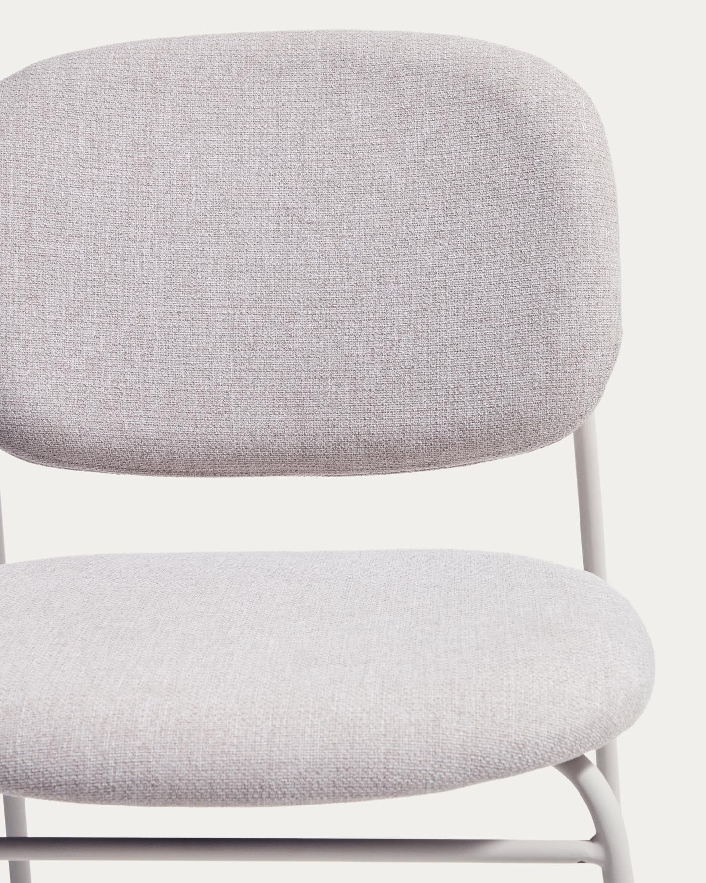 Stapelbarer Stuhl Meli mit beiger Chenille und beigen Metallbeinen FSC Mix Credit in Beige präsentiert im Onlineshop von KAQTU Design AG. Stuhl ist von Kave Home