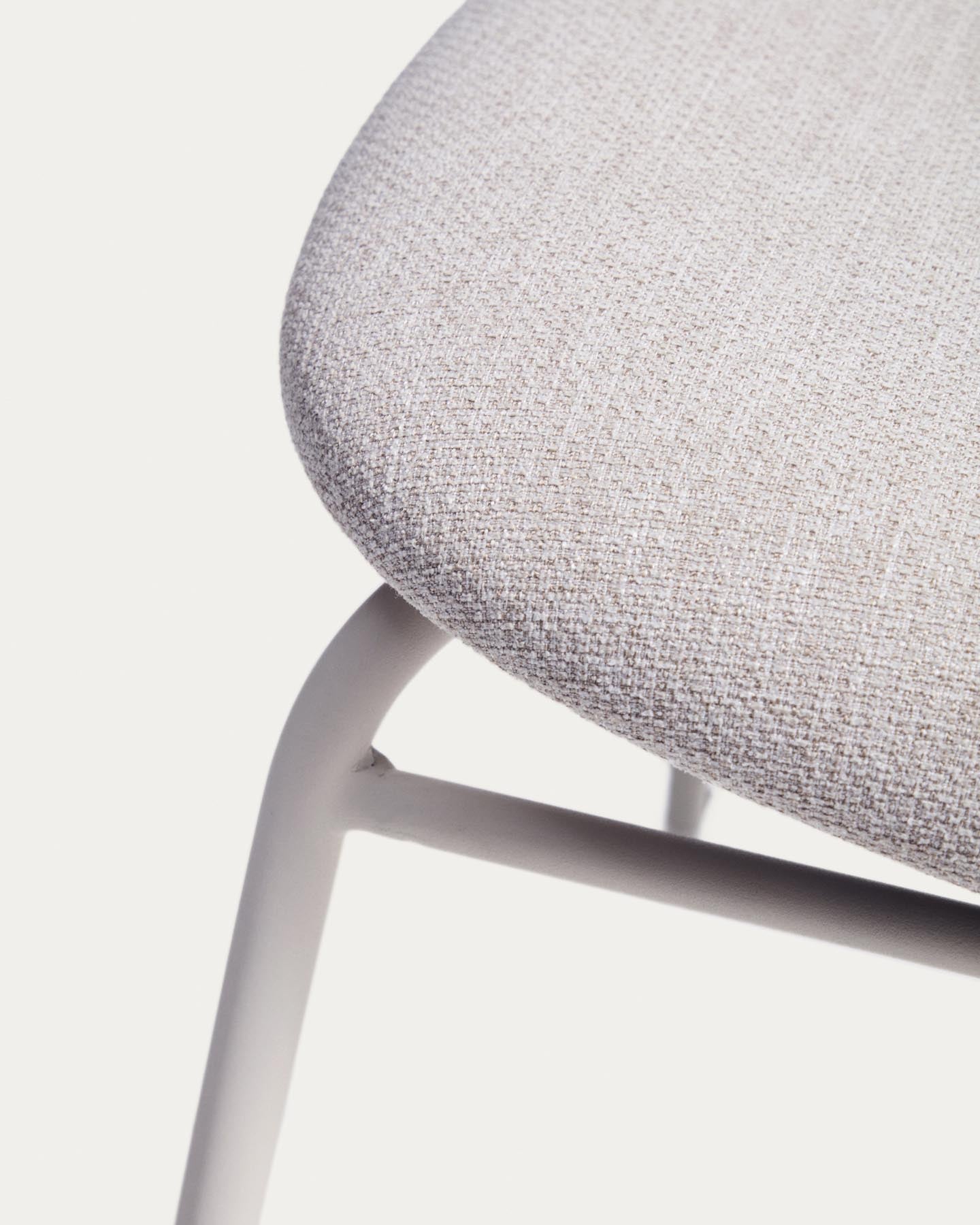 Stapelbarer Stuhl Meli mit beiger Chenille und beigen Metallbeinen FSC Mix Credit in Beige präsentiert im Onlineshop von KAQTU Design AG. Stuhl ist von Kave Home