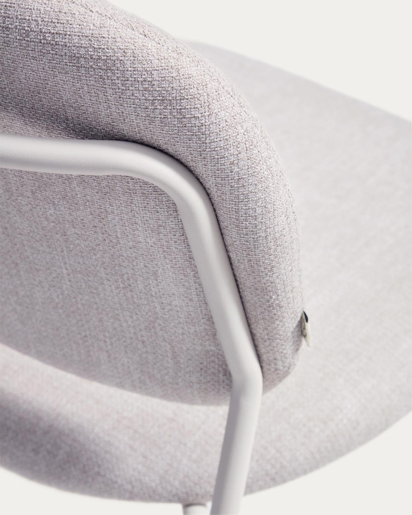 Stapelbarer Stuhl Meli mit beiger Chenille und beigen Metallbeinen FSC Mix Credit in Beige präsentiert im Onlineshop von KAQTU Design AG. Stuhl ist von Kave Home