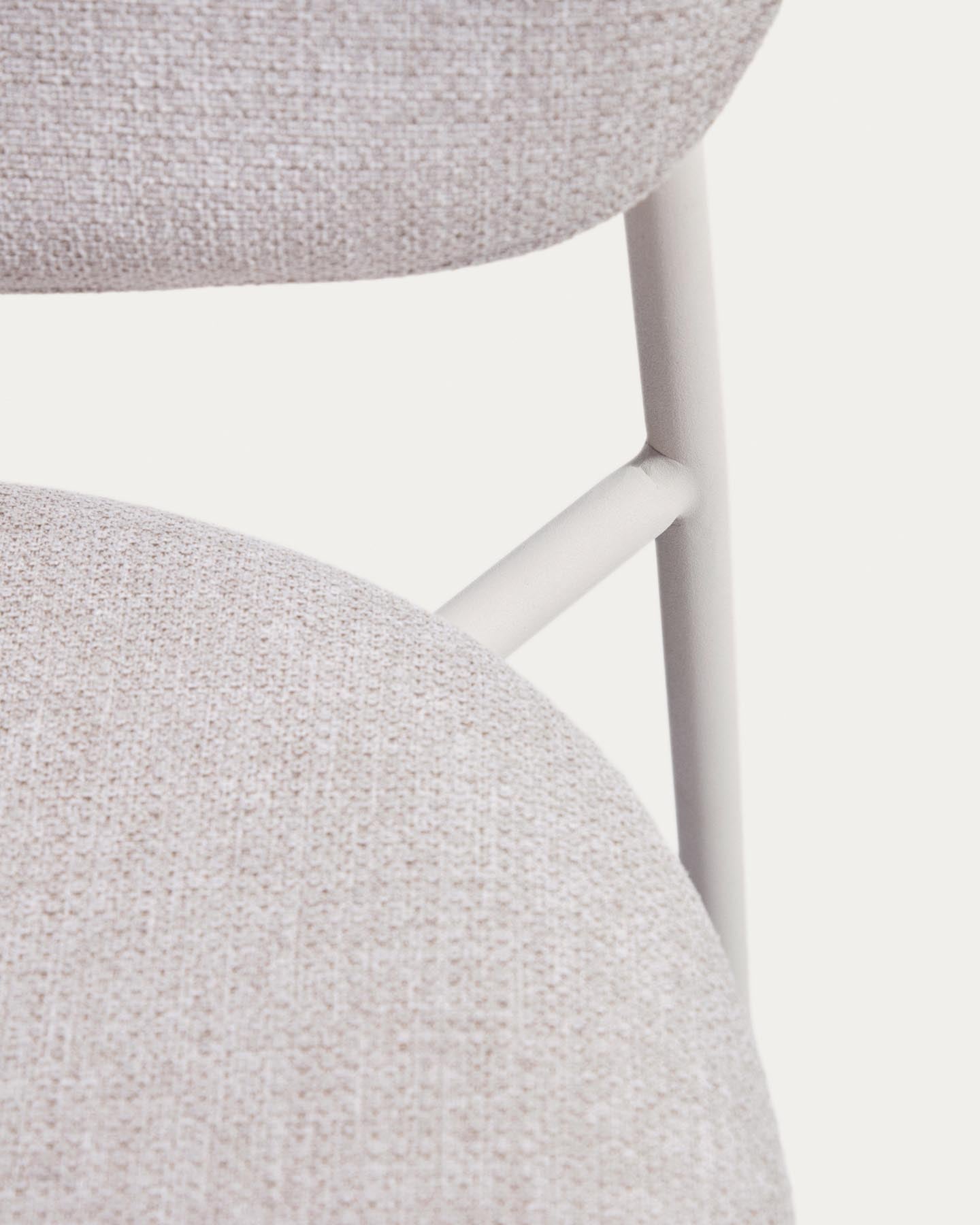 Stapelbarer Stuhl Meli mit beiger Chenille und beigen Metallbeinen FSC Mix Credit in Beige präsentiert im Onlineshop von KAQTU Design AG. Stuhl ist von Kave Home