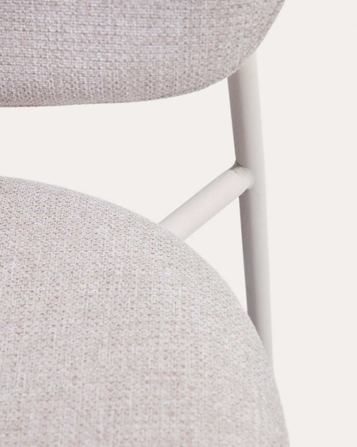 Stapelbarer Stuhl Meli mit beiger Chenille und beigen Metallbeinen FSC Mix Credit in Beige präsentiert im Onlineshop von KAQTU Design AG. Stuhl ist von Kave Home