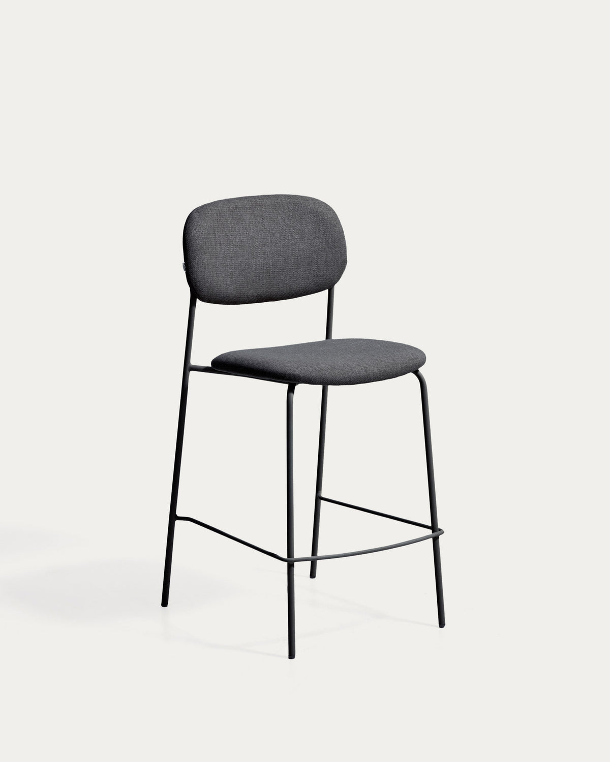 Stapelbarer Hocker Meli mit grauer Chenille und Beinen aus grauem Metall, FSC Mix Credit, 65 cm in Grau präsentiert im Onlineshop von KAQTU Design AG. Barhocker ist von Kave Home