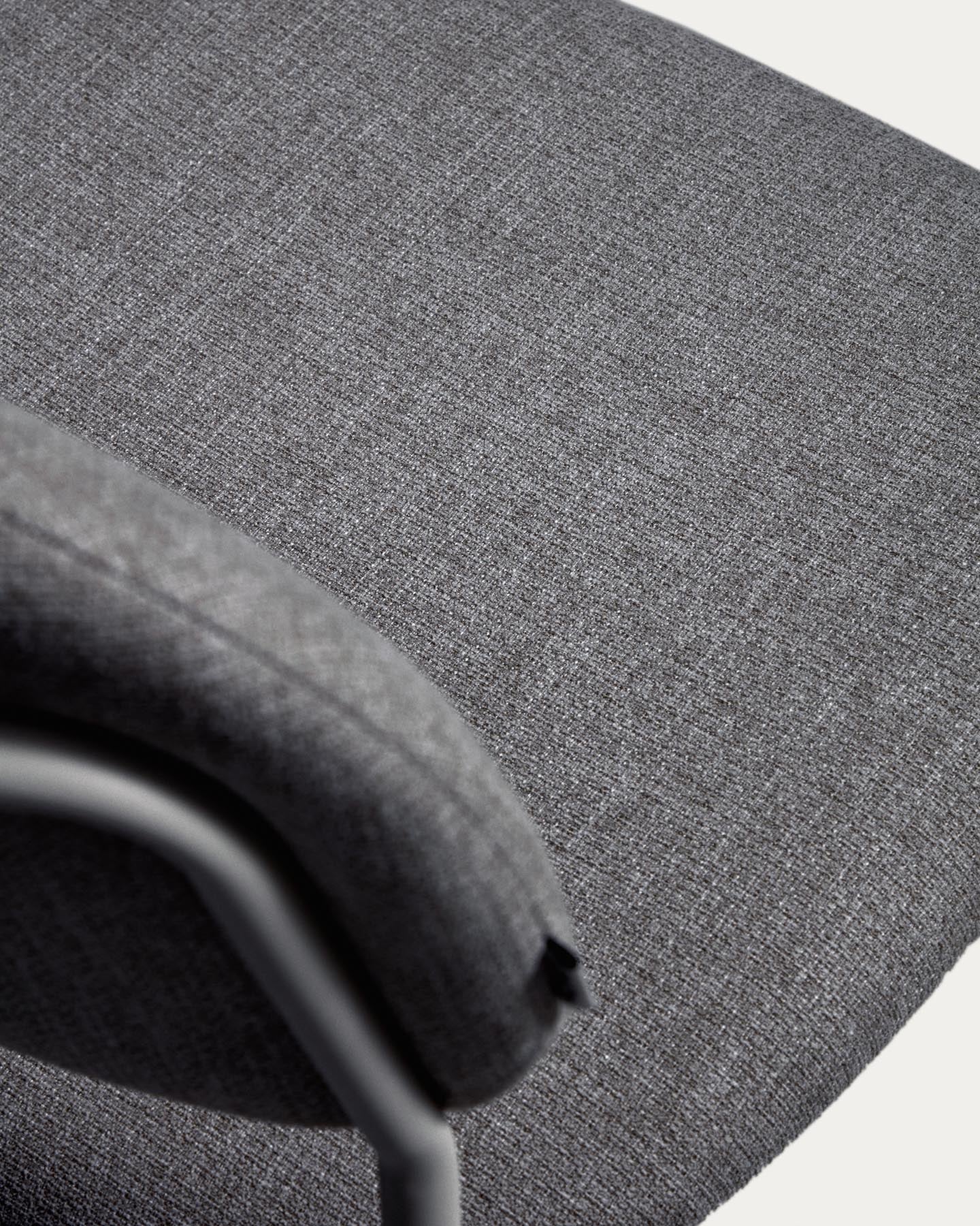 Stapelbarer Hocker Meli mit grauer Chenille und Beinen aus grauem Metall, FSC Mix Credit, 65 cm in Grau präsentiert im Onlineshop von KAQTU Design AG. Barhocker ist von Kave Home
