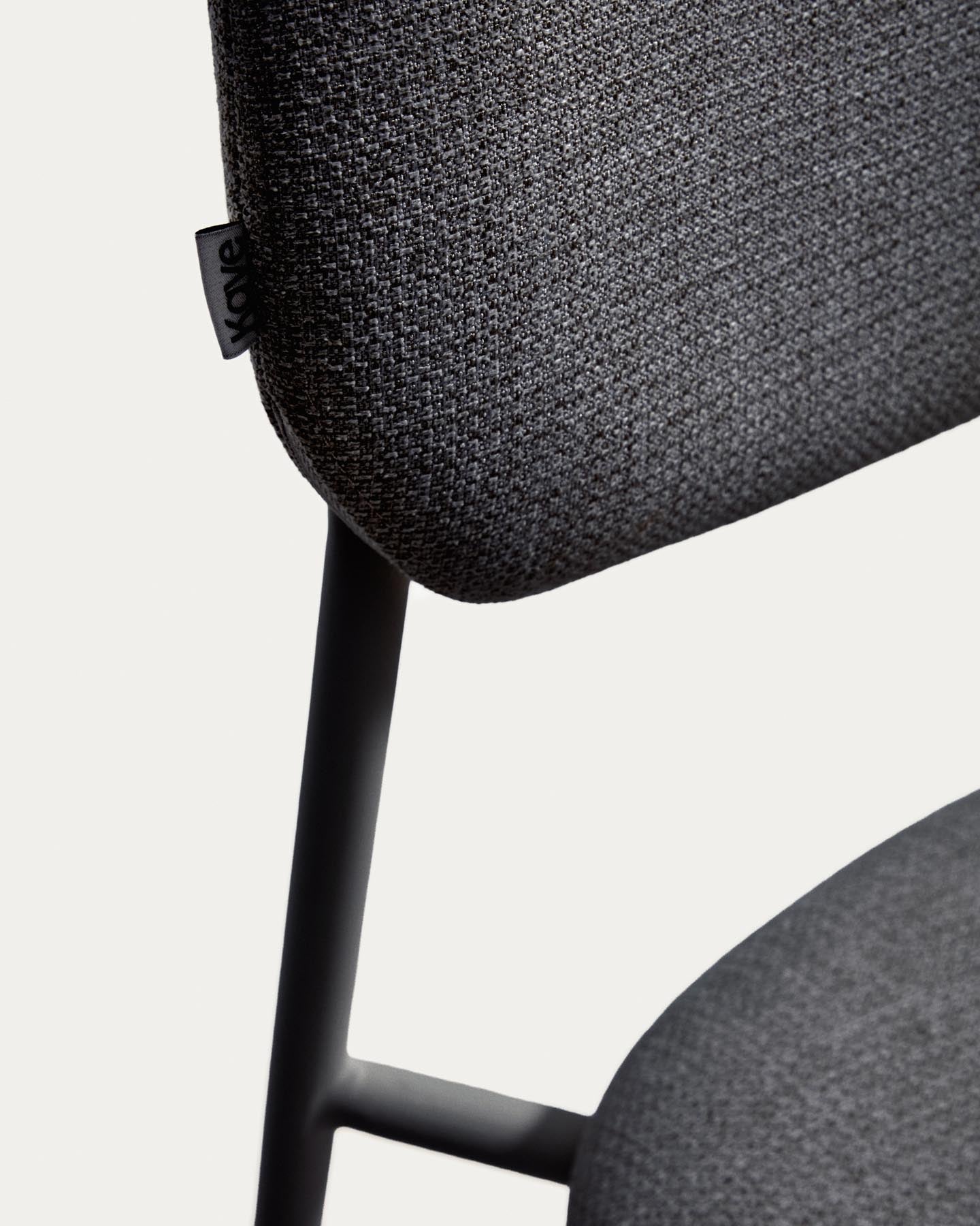 Stapelbarer Hocker Meli mit grauer Chenille und Beinen aus grauem Metall, FSC Mix Credit, 65 cm in Grau präsentiert im Onlineshop von KAQTU Design AG. Barhocker ist von Kave Home