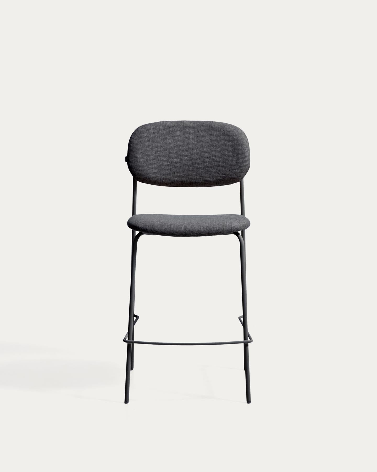 Stapelbarer Hocker Meli mit grauer Chenille und Beinen aus grauem Metall, FSC Mix Credit, 65 cm in Grau präsentiert im Onlineshop von KAQTU Design AG. Barhocker ist von Kave Home
